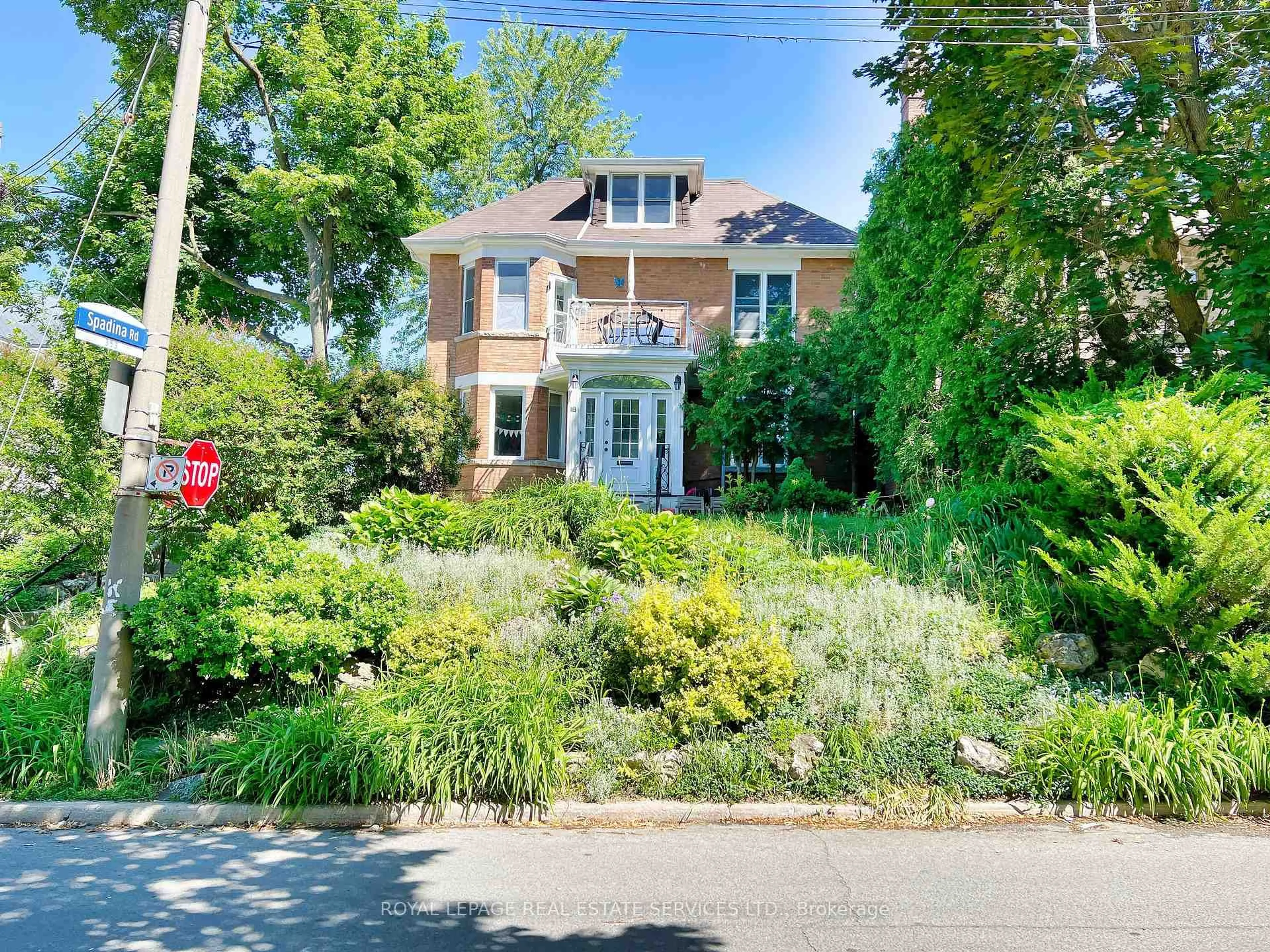 A pic from outside/outdoor area/front of a property/back of a property/a pic from drone, street for 18 Shorncliffe Ave, Toronto Ontario M4V 1T1