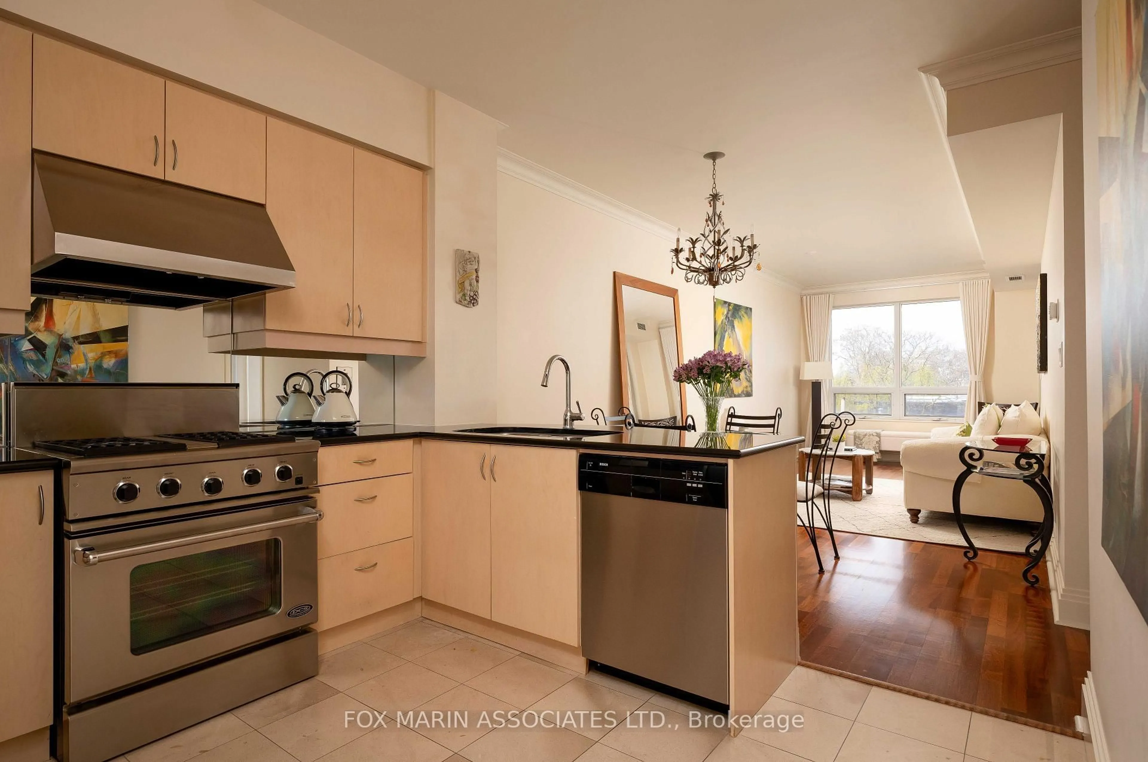 Standard kitchen, ceramic/tile floor for 99 Avenue Rd #506, Toronto Ontario M5R 2G5