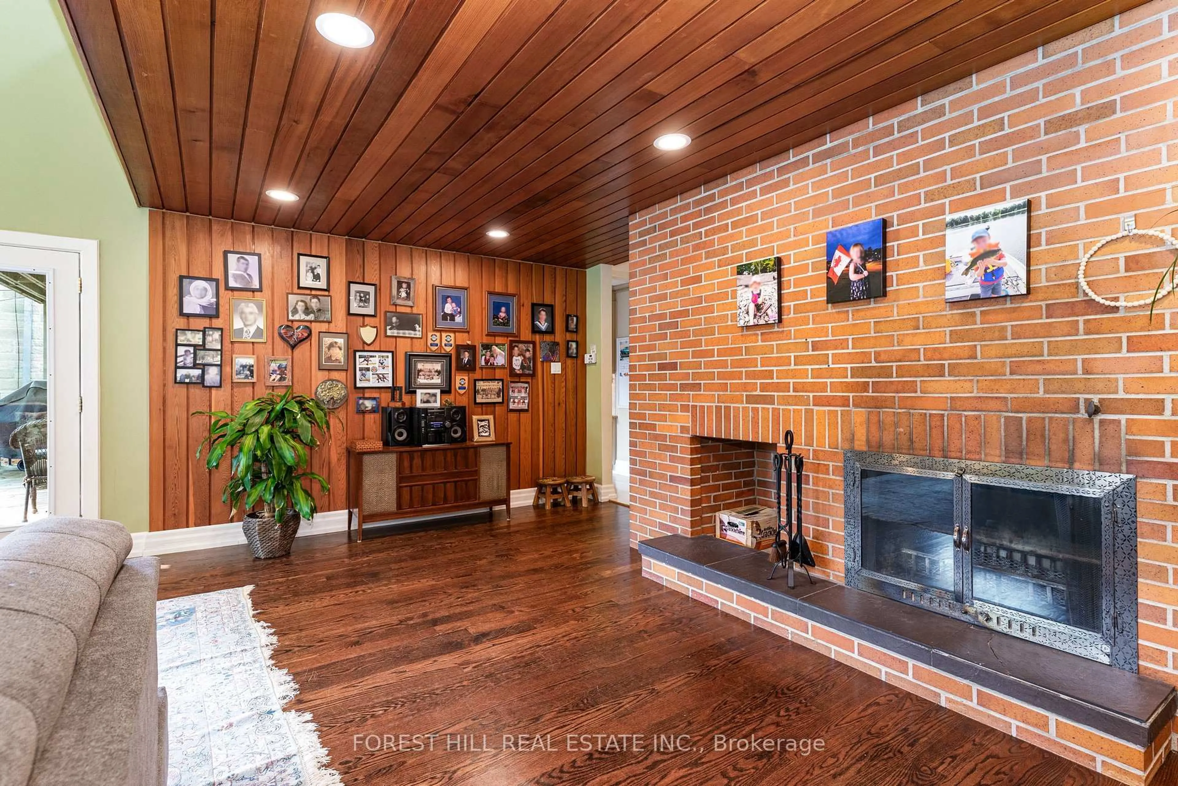 Indoor foyer for 161 Owen Blvd, Toronto Ontario M2P 1G8