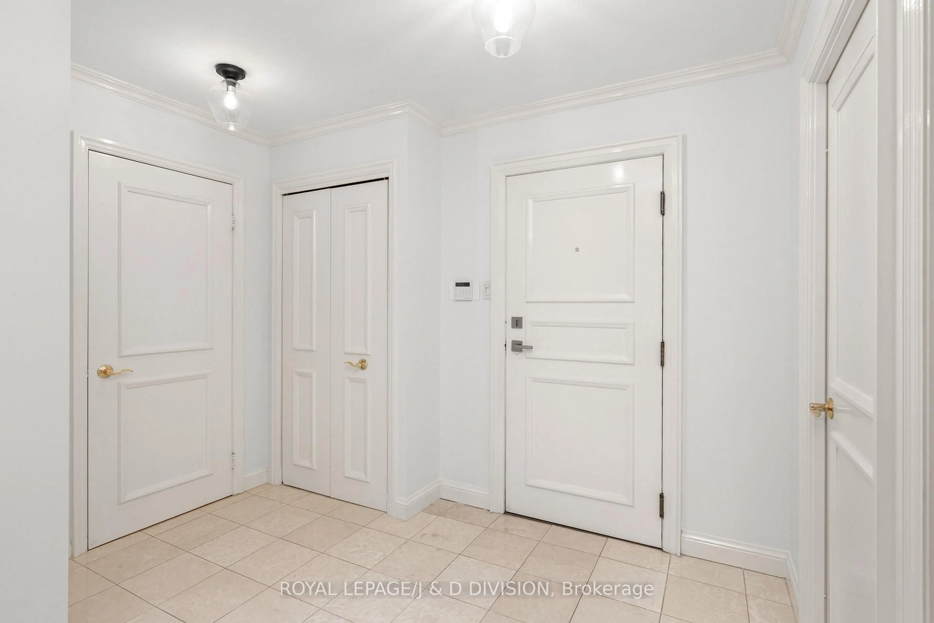 Indoor entryway for 3800 Yonge St #302, Toronto Ontario M4N 3P7