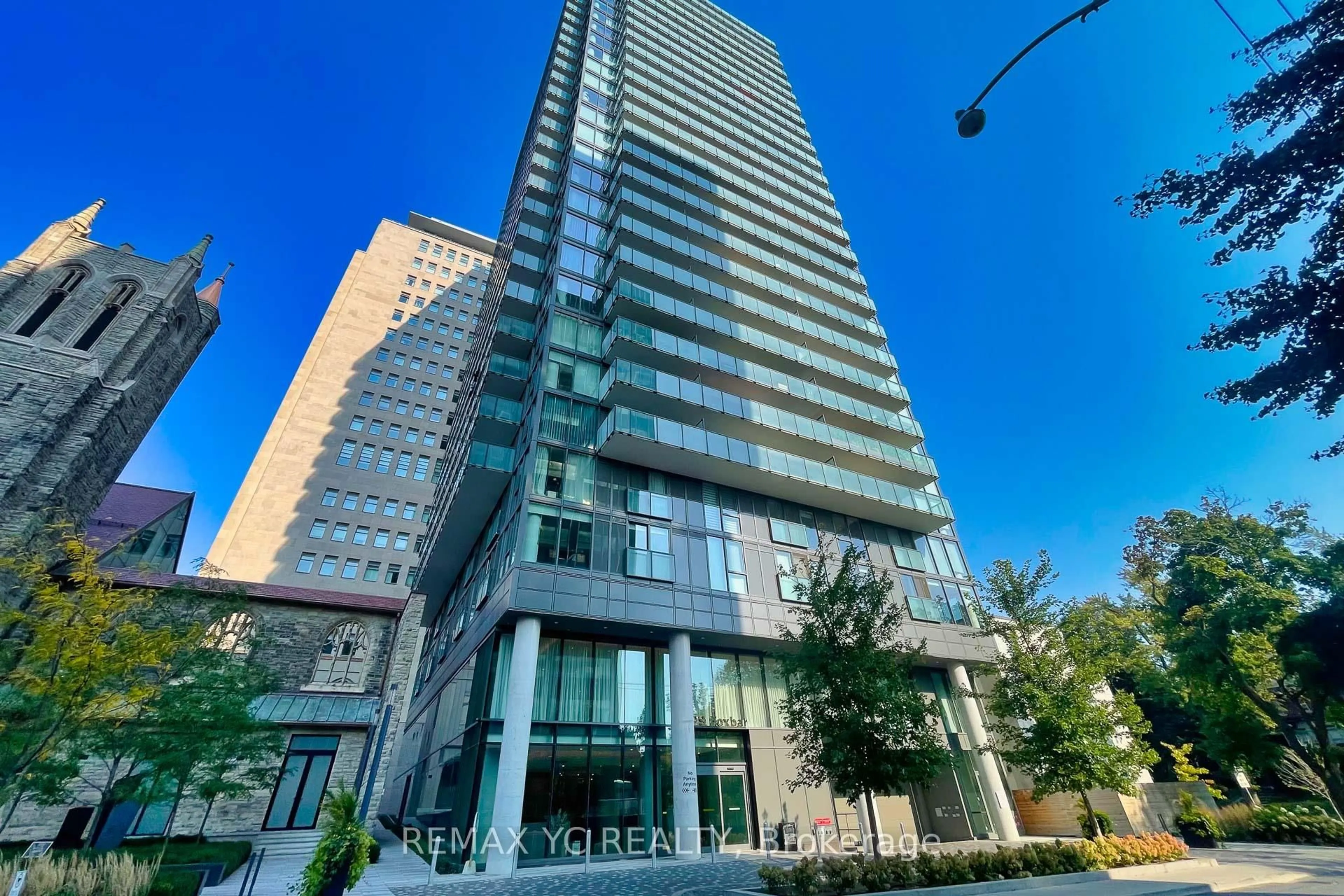 Indoor foyer for 99 Foxbar Rd #1908, Toronto Ontario M4V 0B2