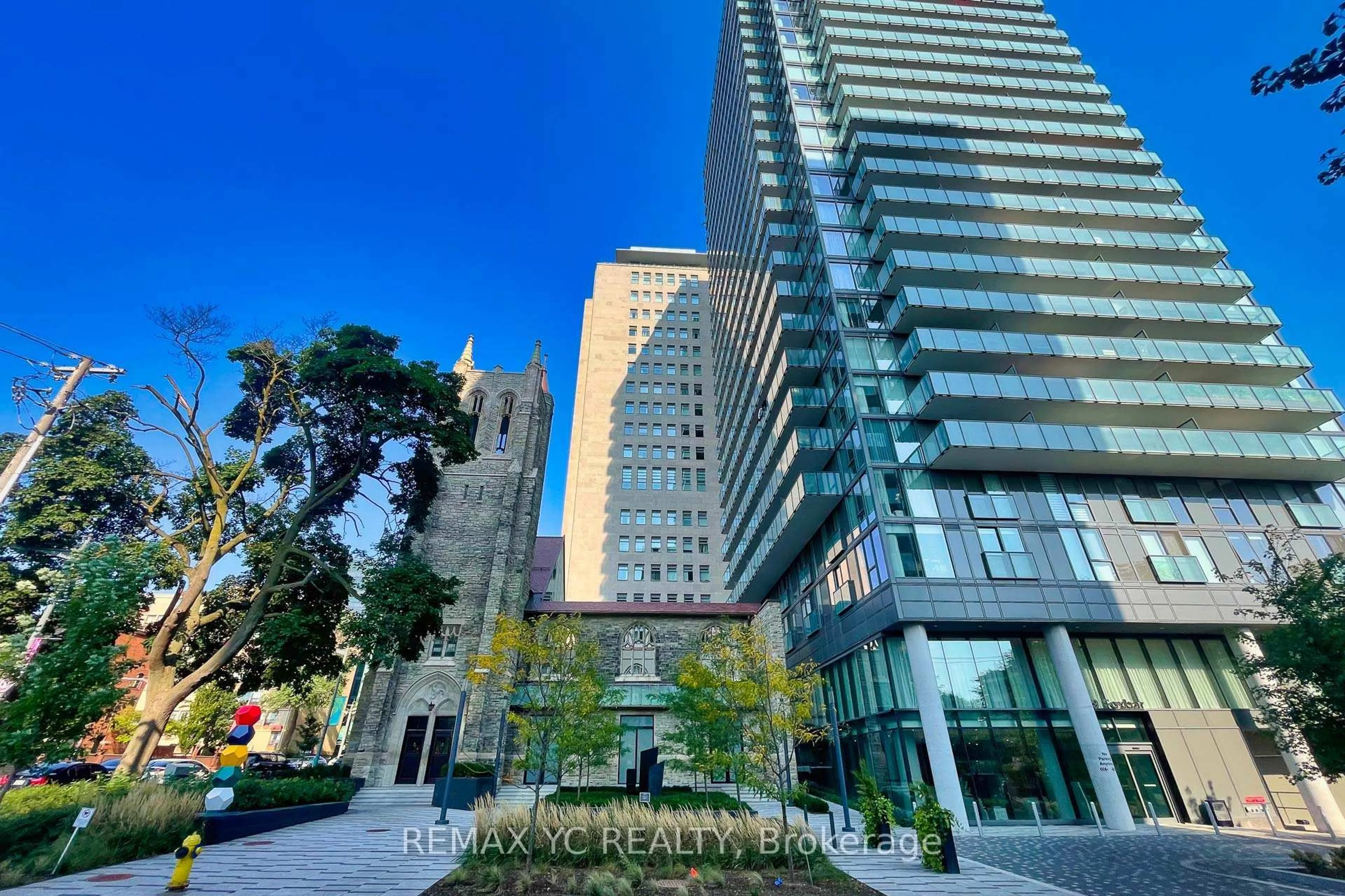 Indoor foyer for 99 Foxbar Rd #1908, Toronto Ontario M4V 0B2