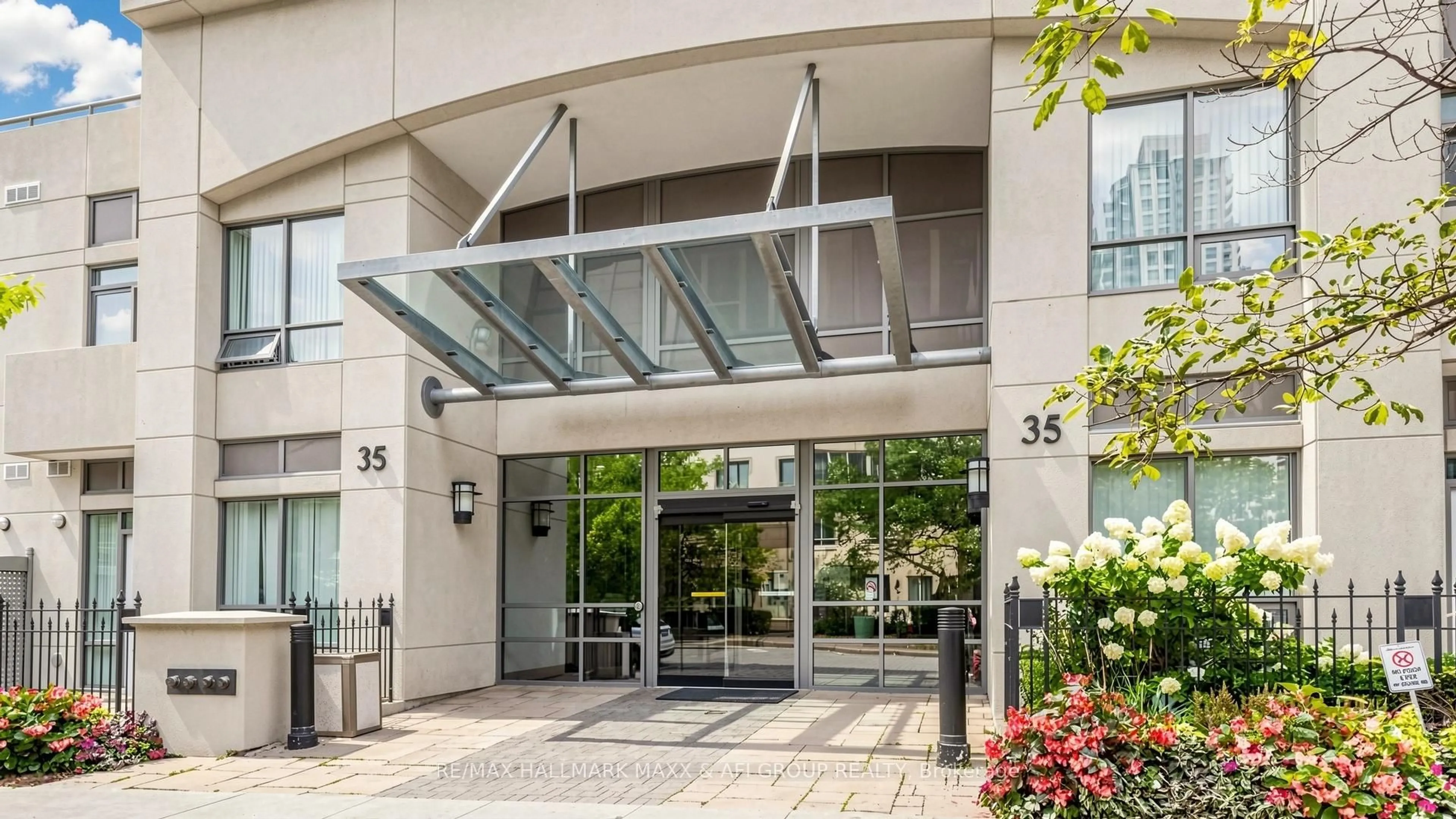 Indoor foyer for 35 Hollywood Ave #1122, Toronto Ontario M2N 0A9