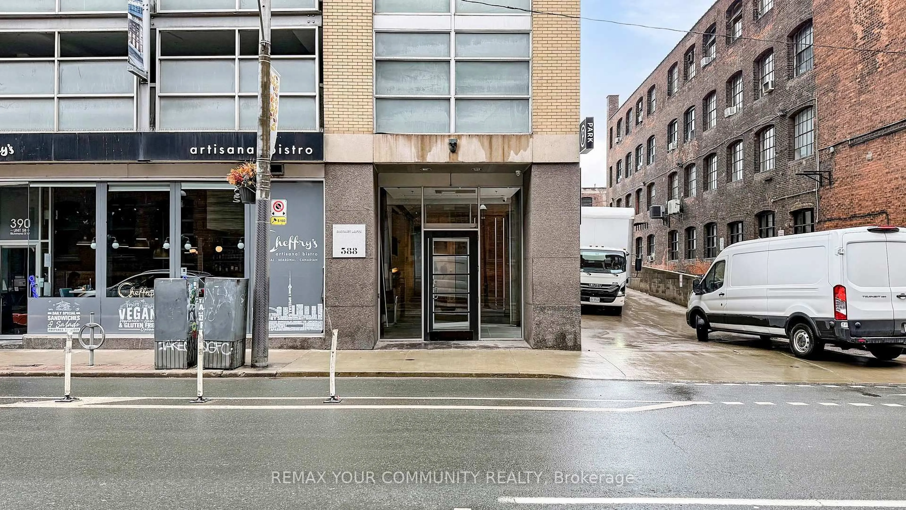 Indoor foyer for 388 Richmond St #913, Toronto Ontario M5V 3P1