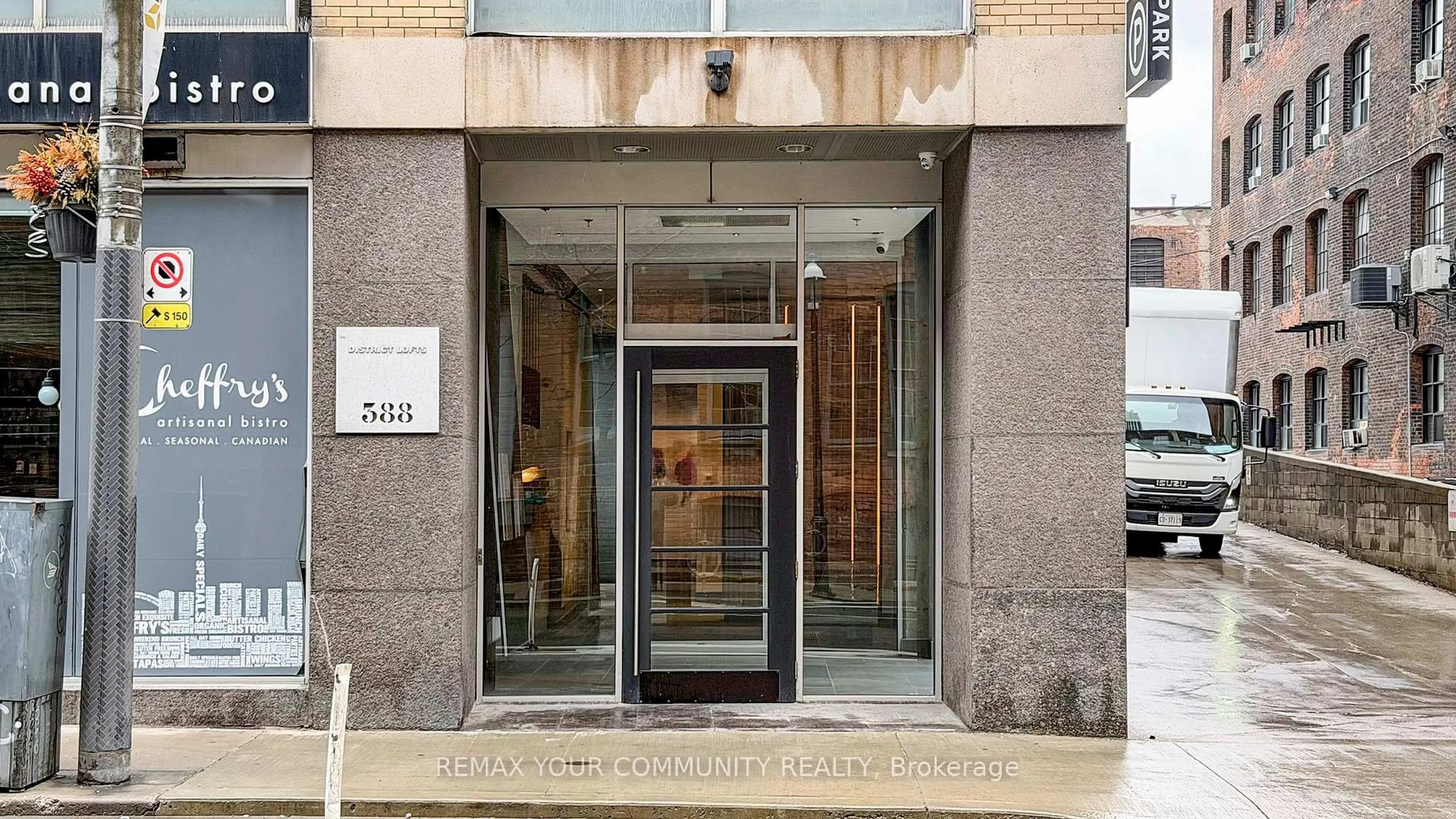 Indoor foyer for 388 Richmond St #913, Toronto Ontario M5V 3P1