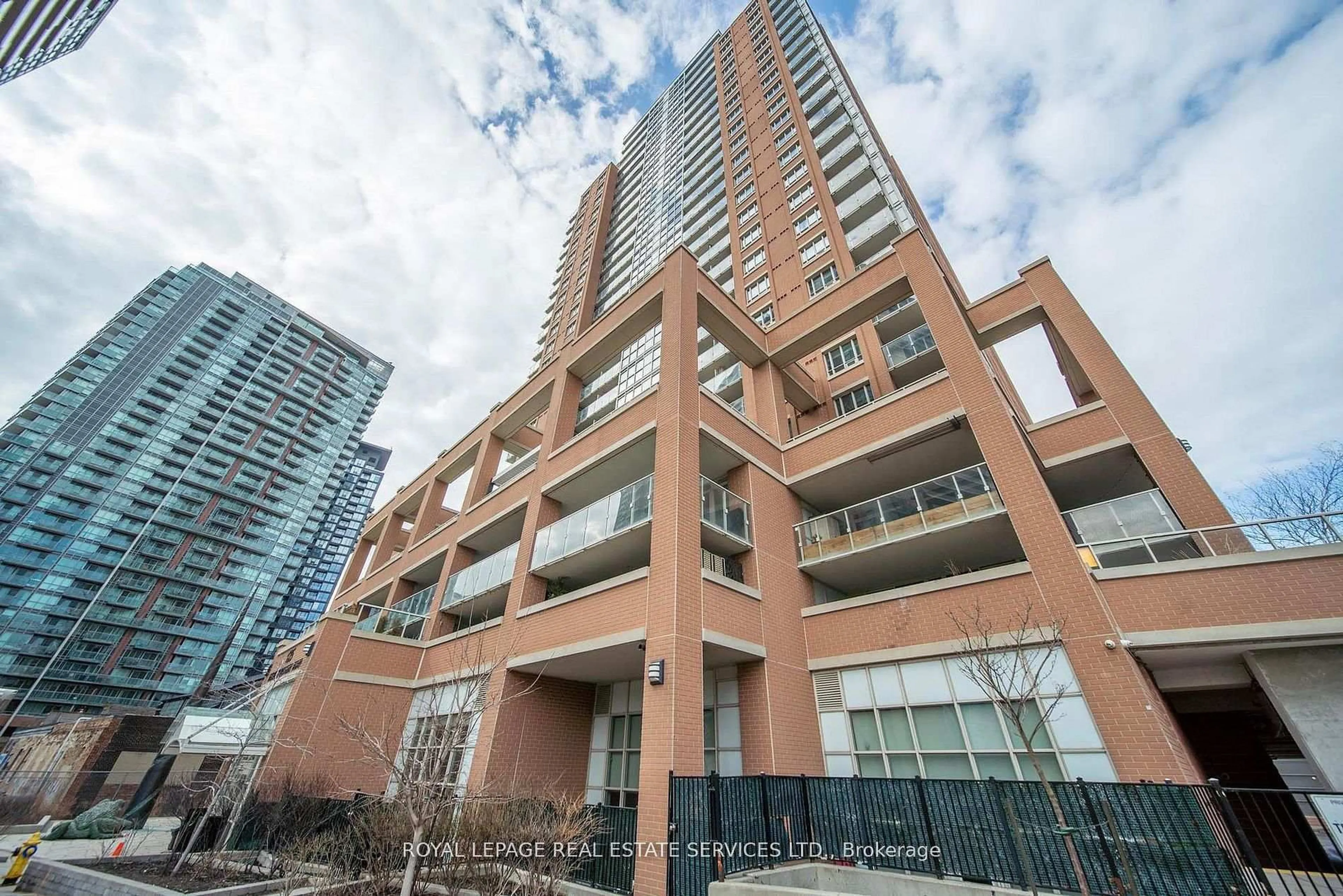 Patio, building for 125 Western Battery Rd #502, Toronto Ontario M6K 3R8