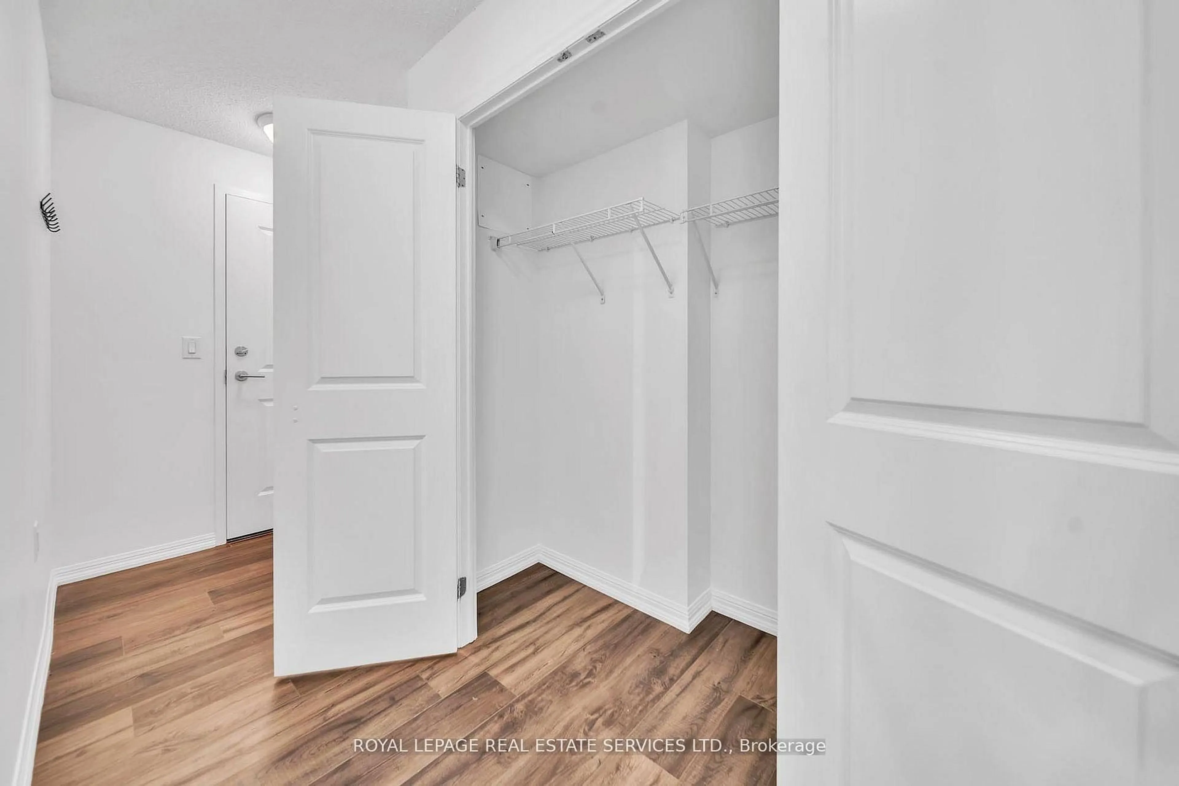Indoor entryway for 125 Western Battery Rd #502, Toronto Ontario M6K 3R8