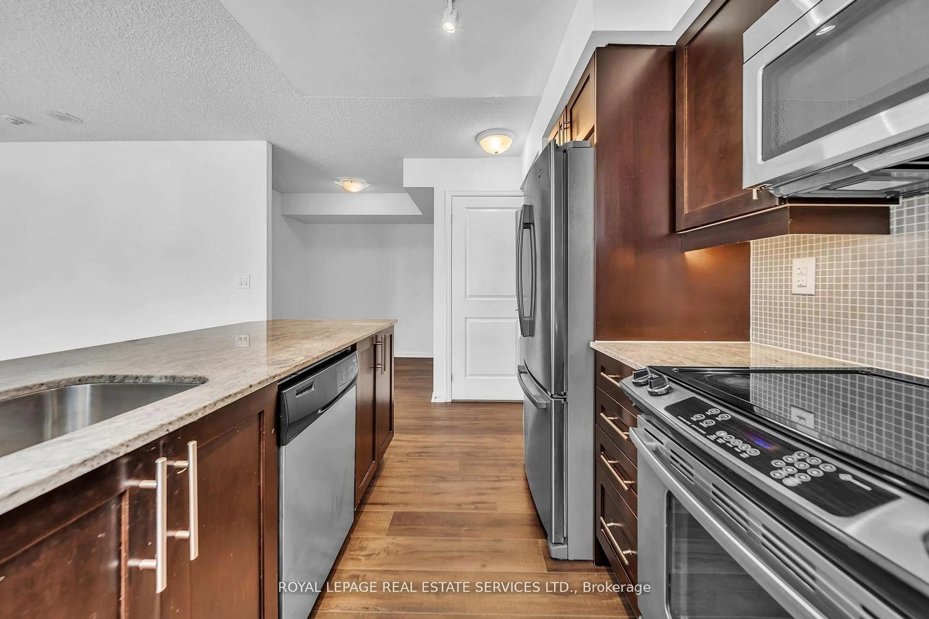 Standard kitchen, unknown for 125 Western Battery Rd #502, Toronto Ontario M6K 3R8