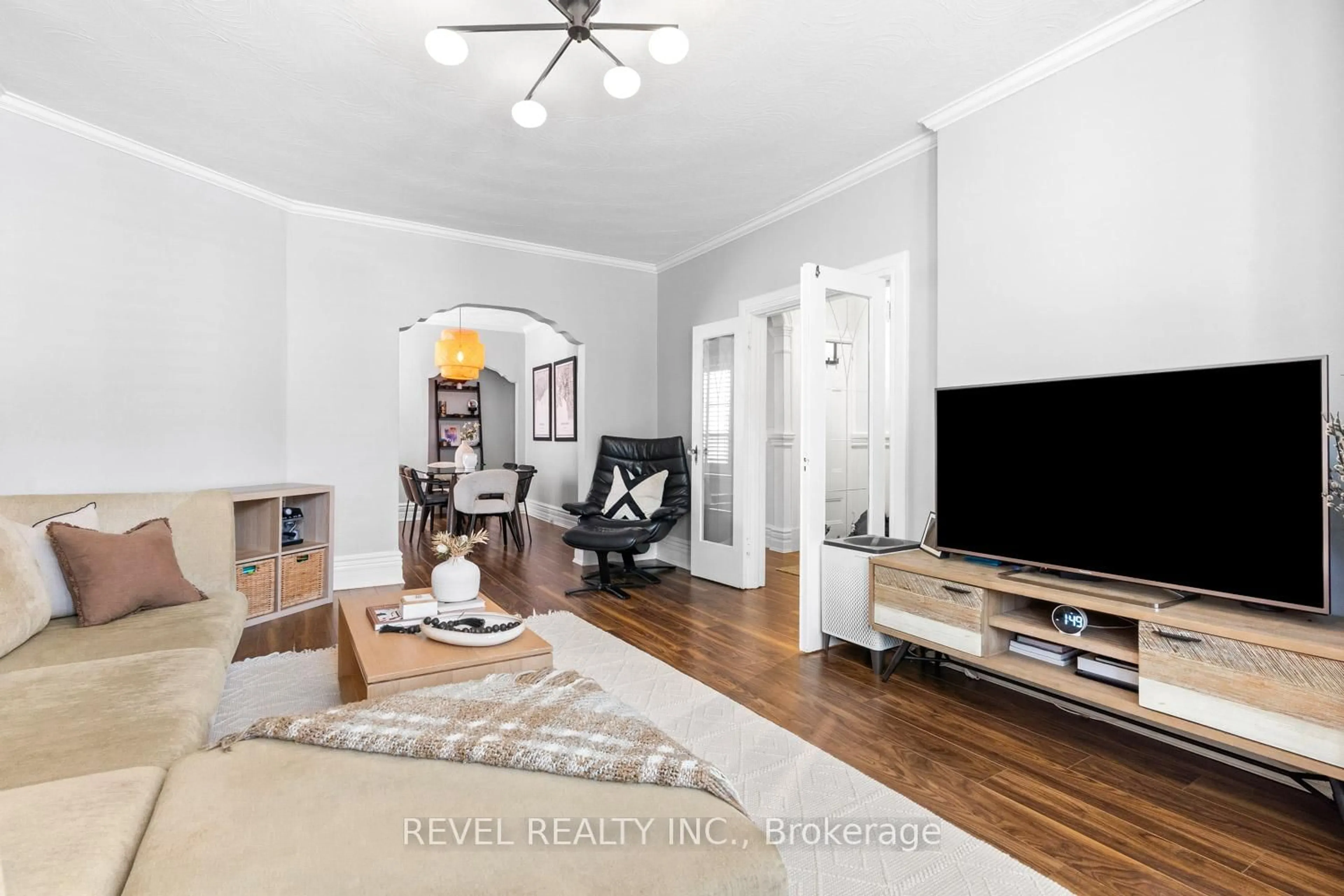 Living room with furniture, wood/laminate floor for 29 Shannon St, Toronto Ontario M6J 2E6
