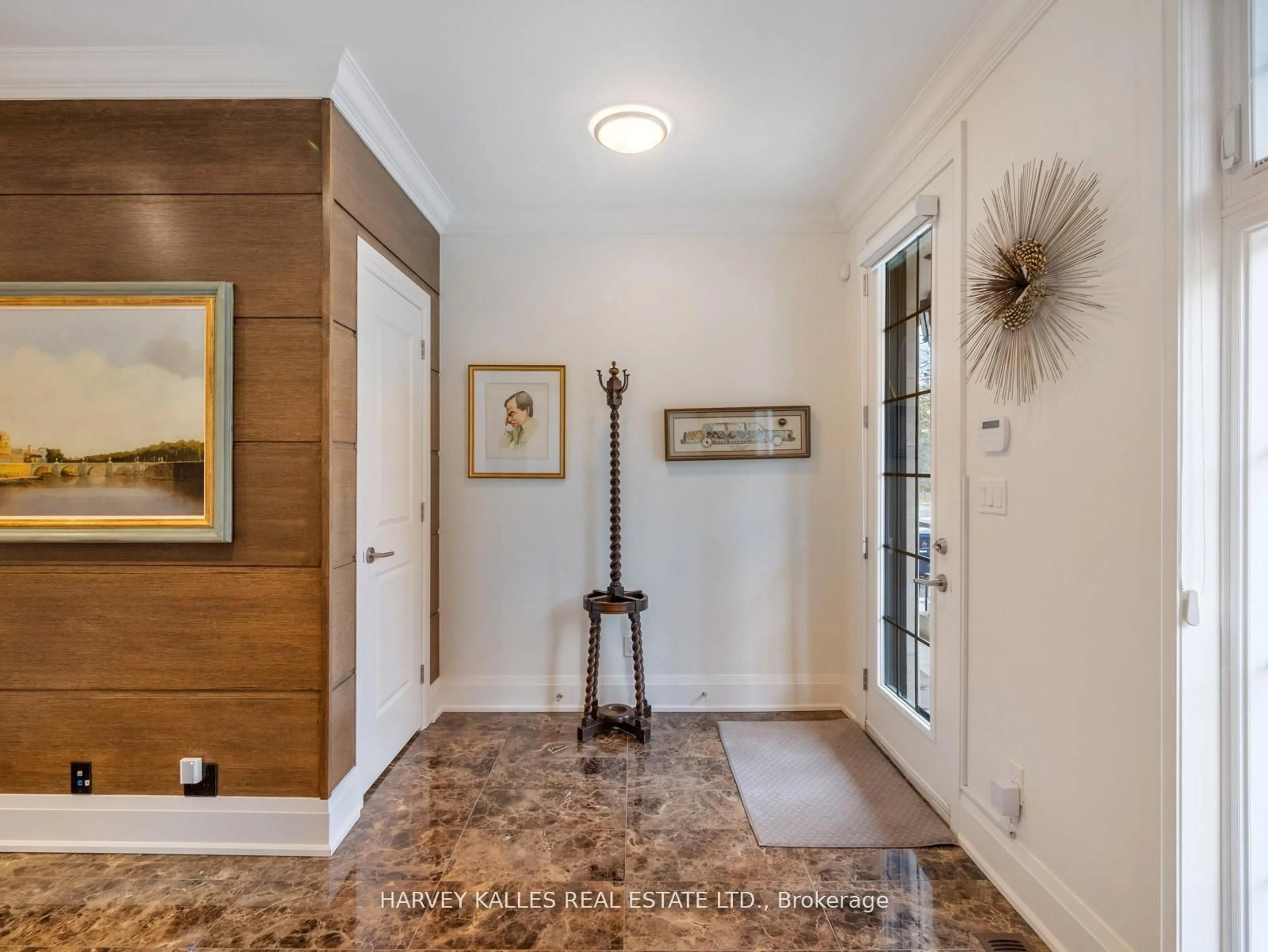 Indoor entryway for 2460A Bayview Ave, Toronto Ontario M2L 0A3