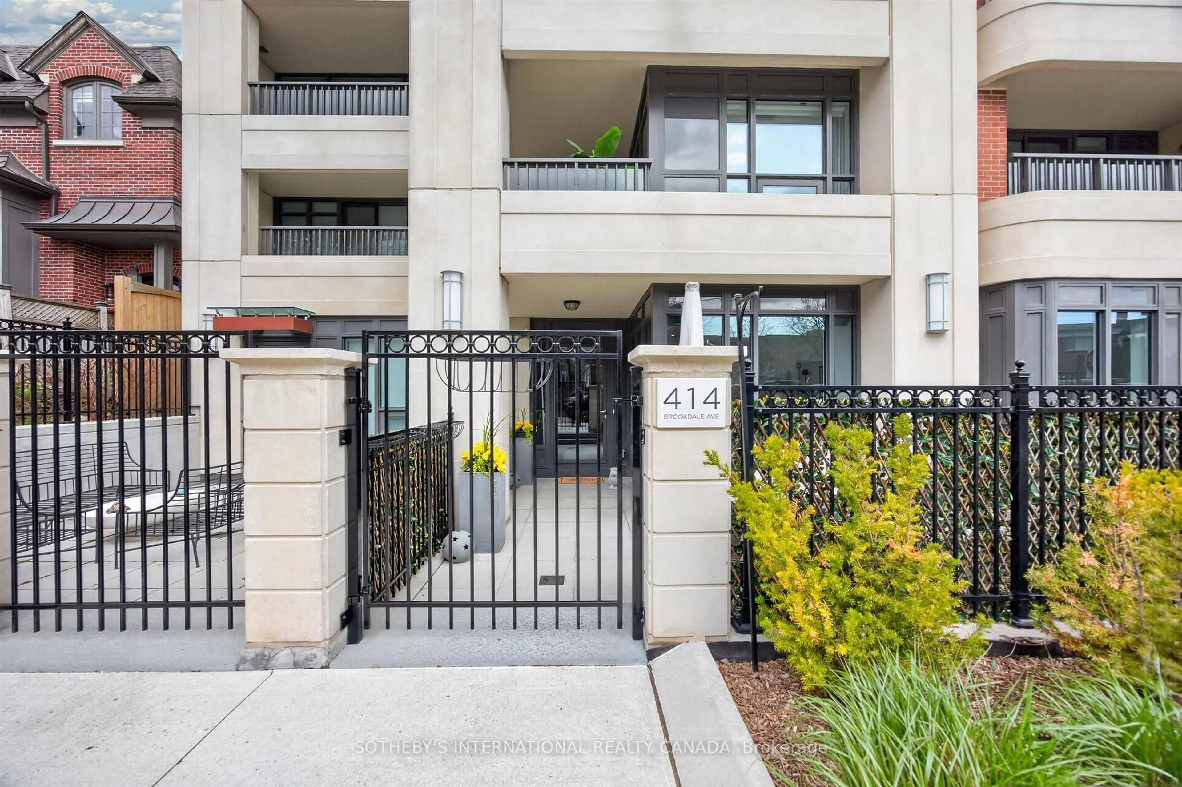 Indoor entryway for 414 Brookdale Ave #Th 2, Toronto Ontario M5M 1R4