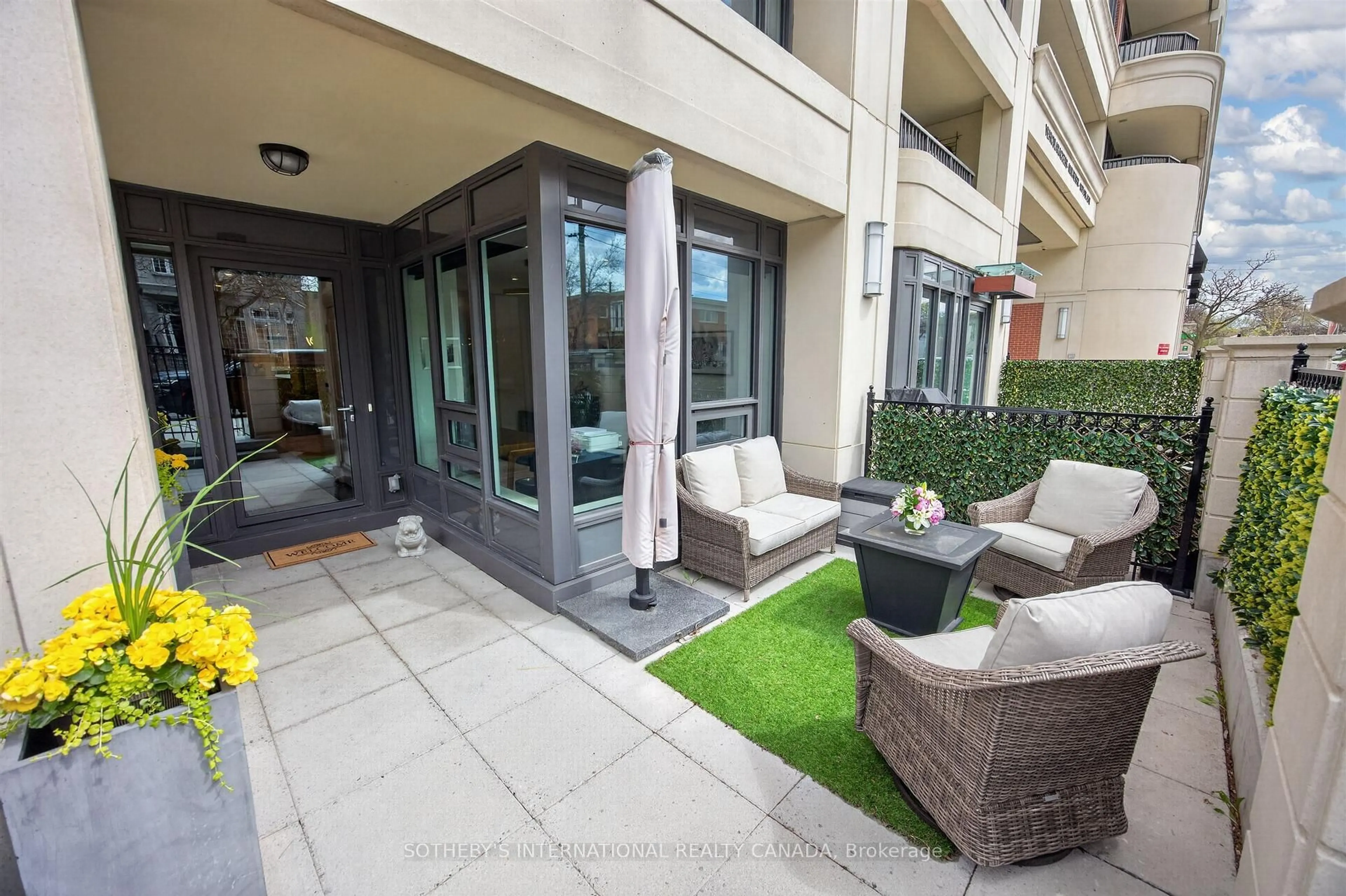 Patio, street for 414 Brookdale Ave #Th 2, Toronto Ontario M5M 1R4