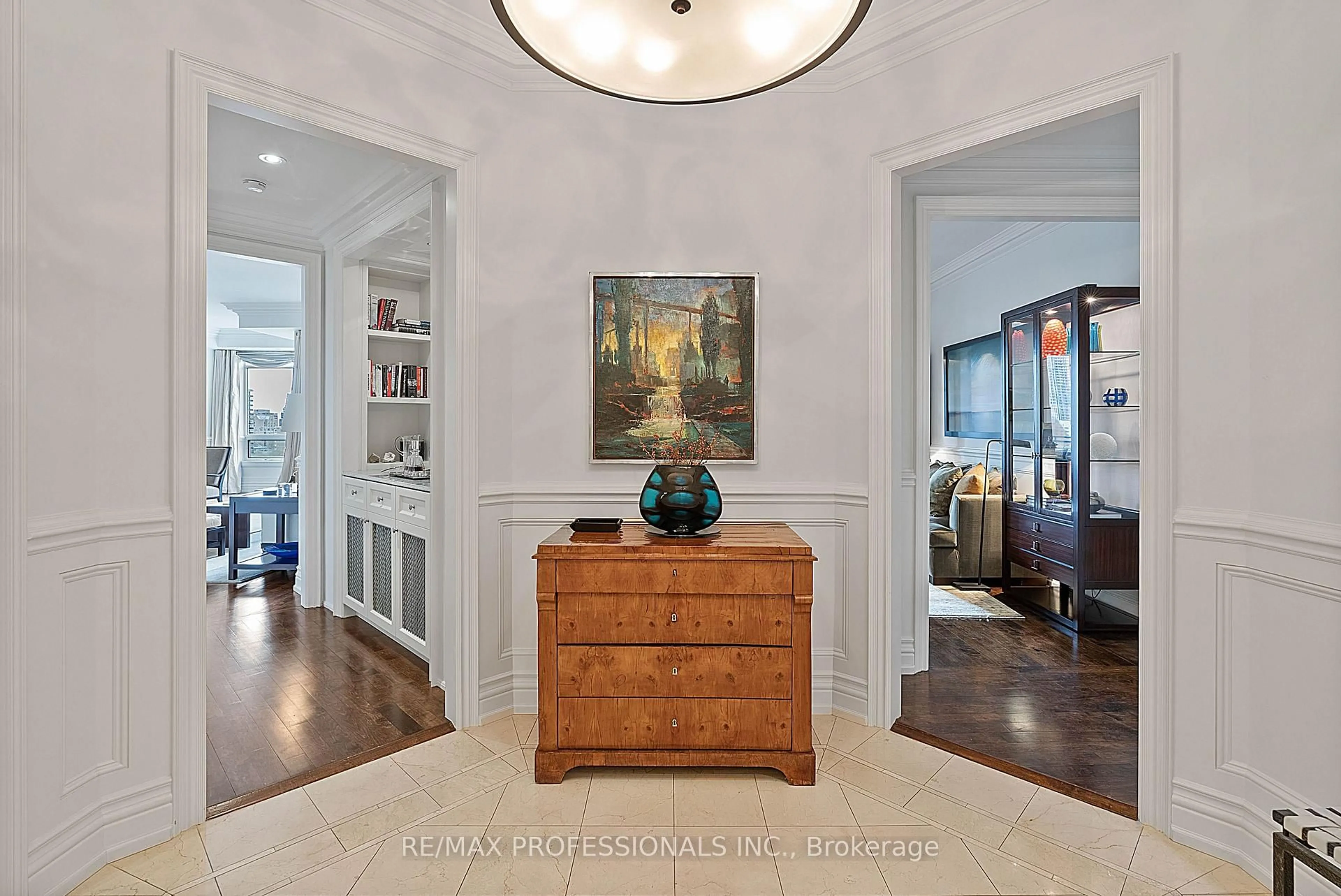 Indoor foyer for 99 Avenue Rd #SUBPH3, Toronto Ontario M5R 2G5