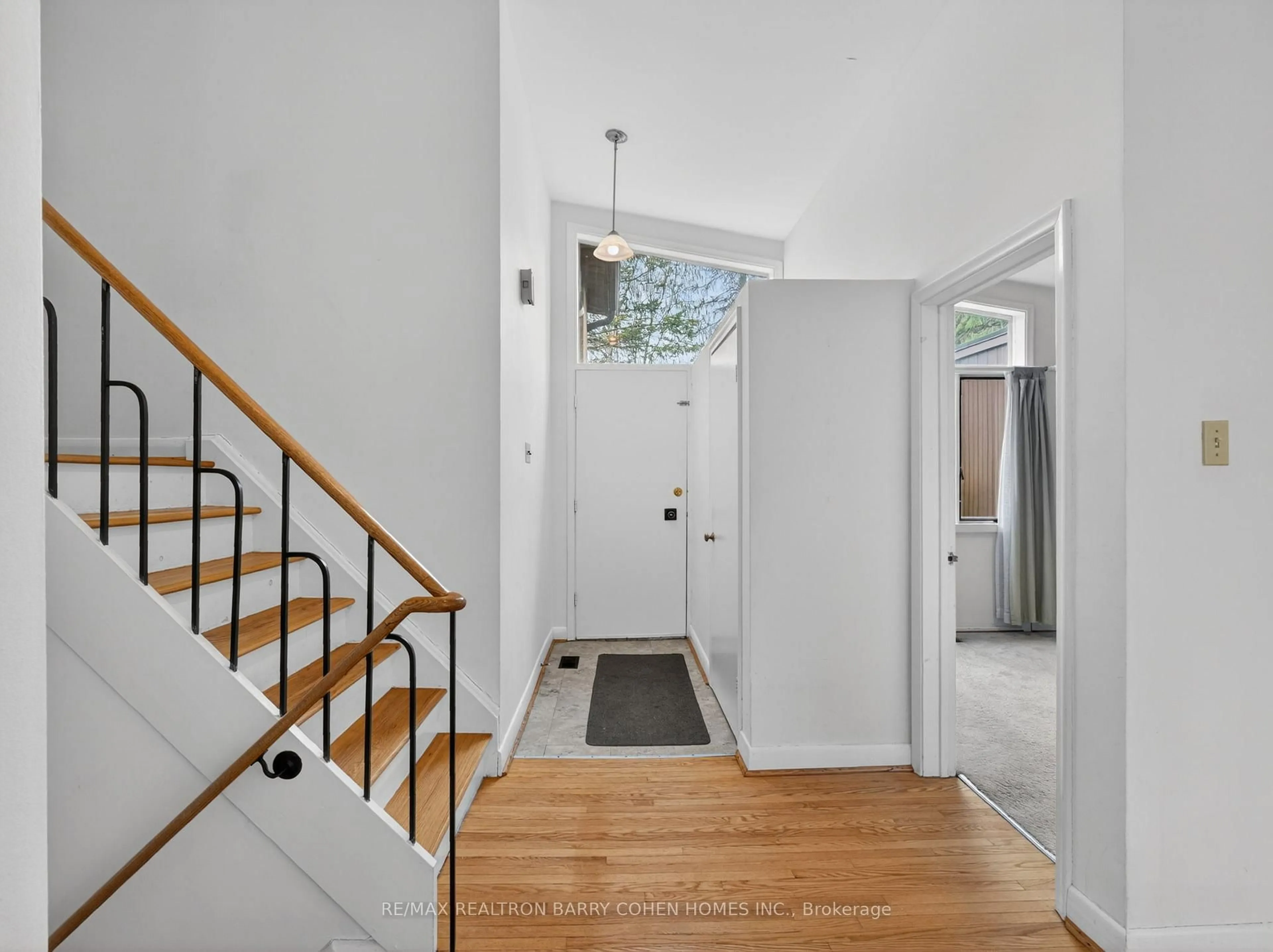 Indoor entryway for 4 Malabar Pl, Toronto Ontario M3B 1A5