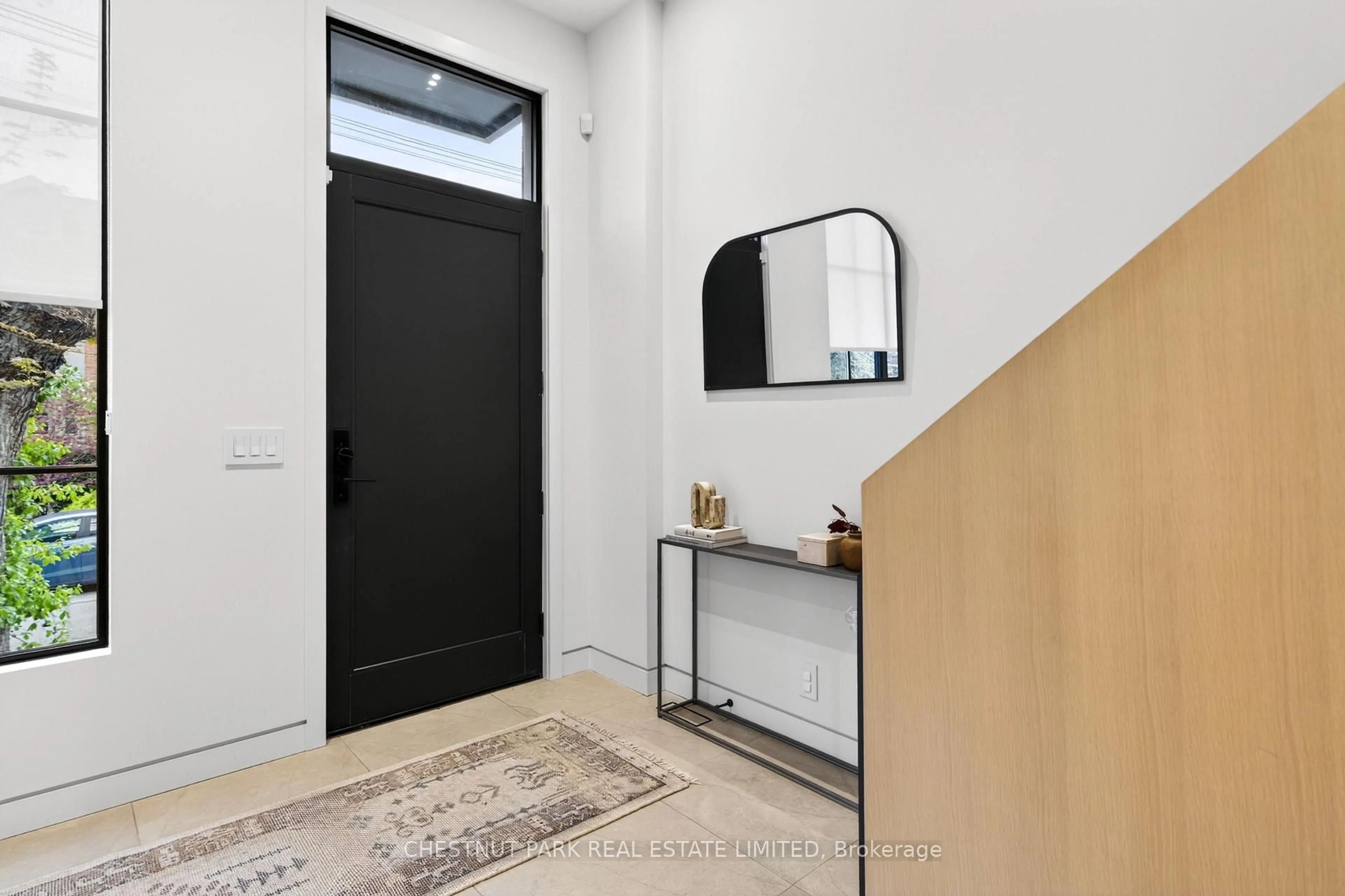 Indoor entryway for 90 Macpherson Ave, Toronto Ontario M5R 1W8