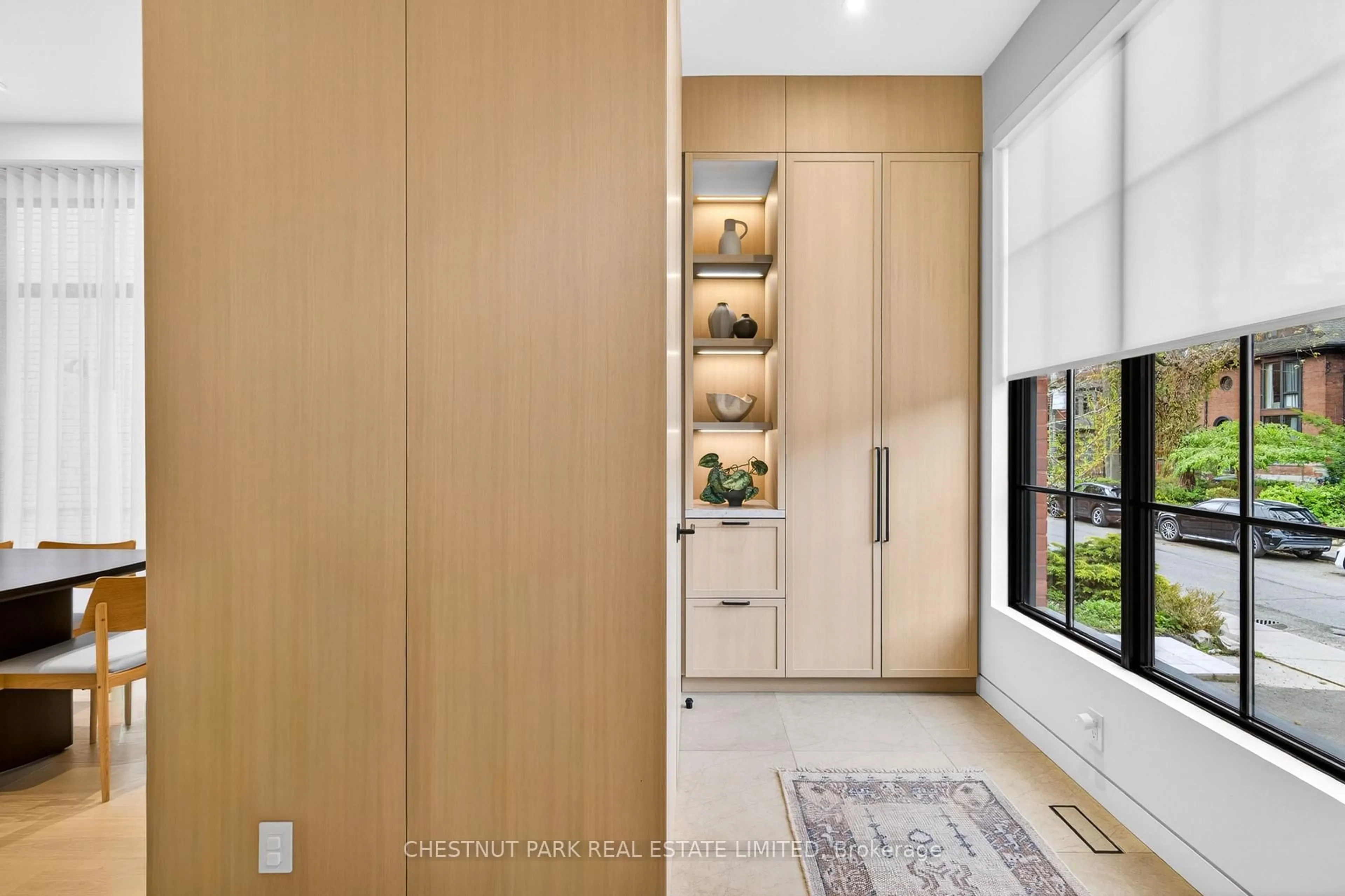 Indoor entryway for 90 Macpherson Ave, Toronto Ontario M5R 1W8