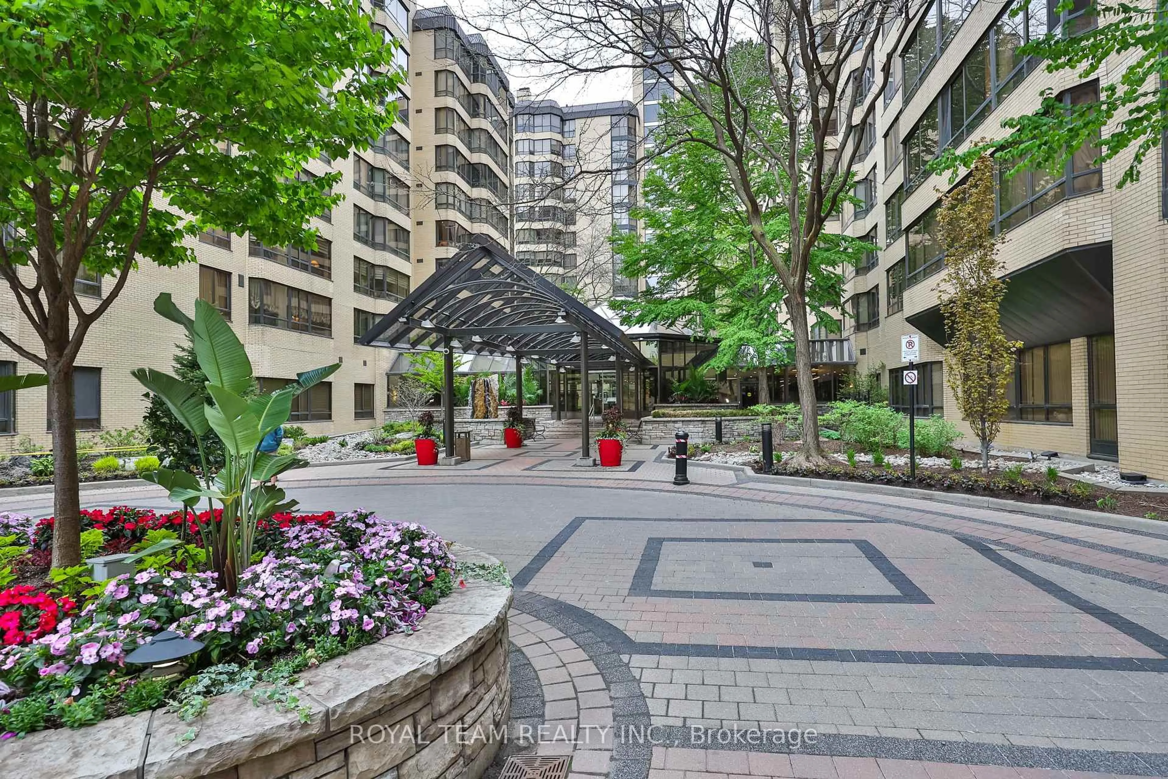 Patio, street for 211 Saint Patrick St #C-PH 10, Toronto Ontario M5T 2Y9