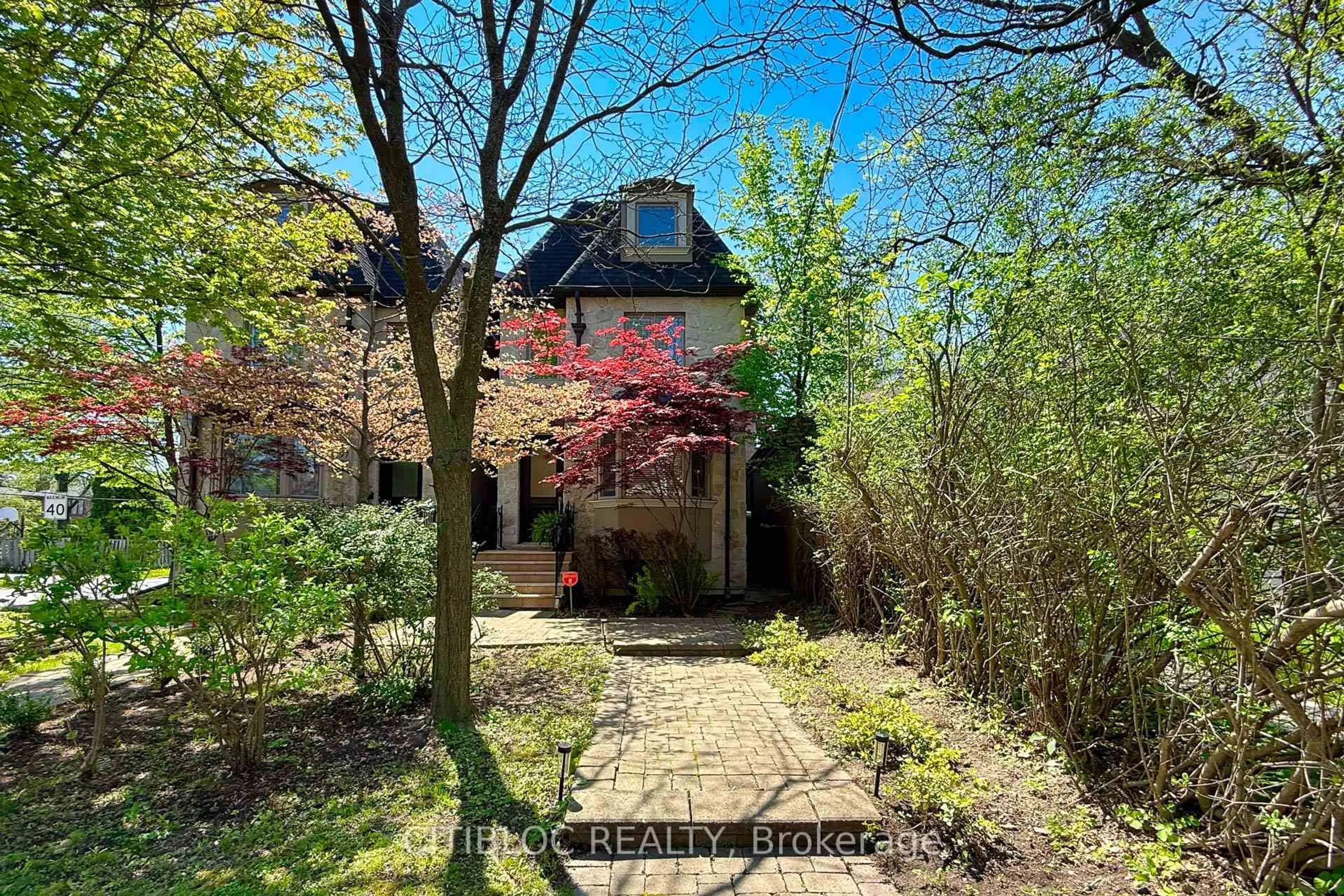A pic from outside/outdoor area/front of a property/back of a property/a pic from drone, street for 599 Woburn Ave, Toronto Ontario M5M 1M2