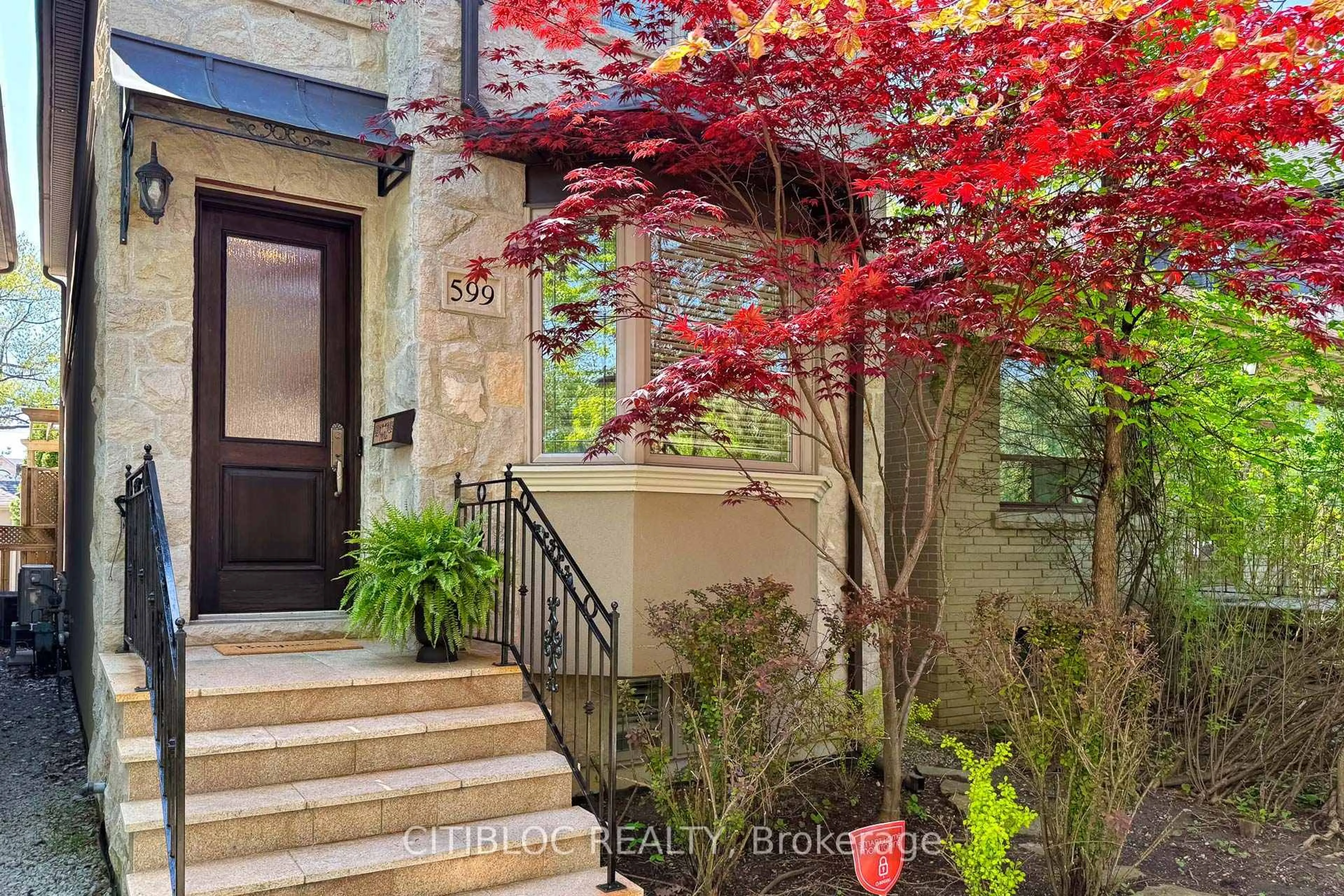 Indoor entryway for 599 Woburn Ave, Toronto Ontario M5M 1M2