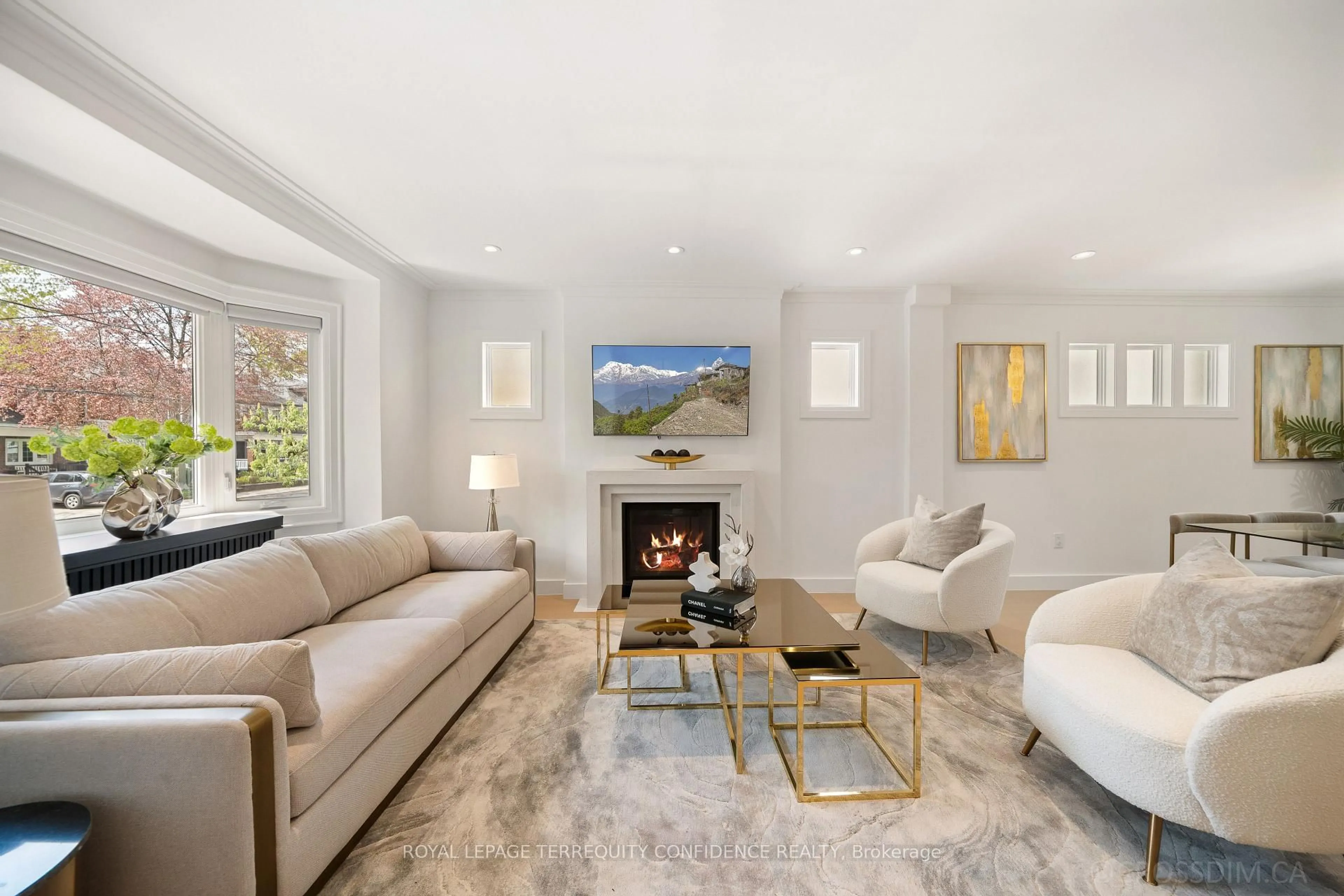 Living room with furniture, unknown for 68 Cranbrooke Ave, Toronto Ontario M5M 1M4