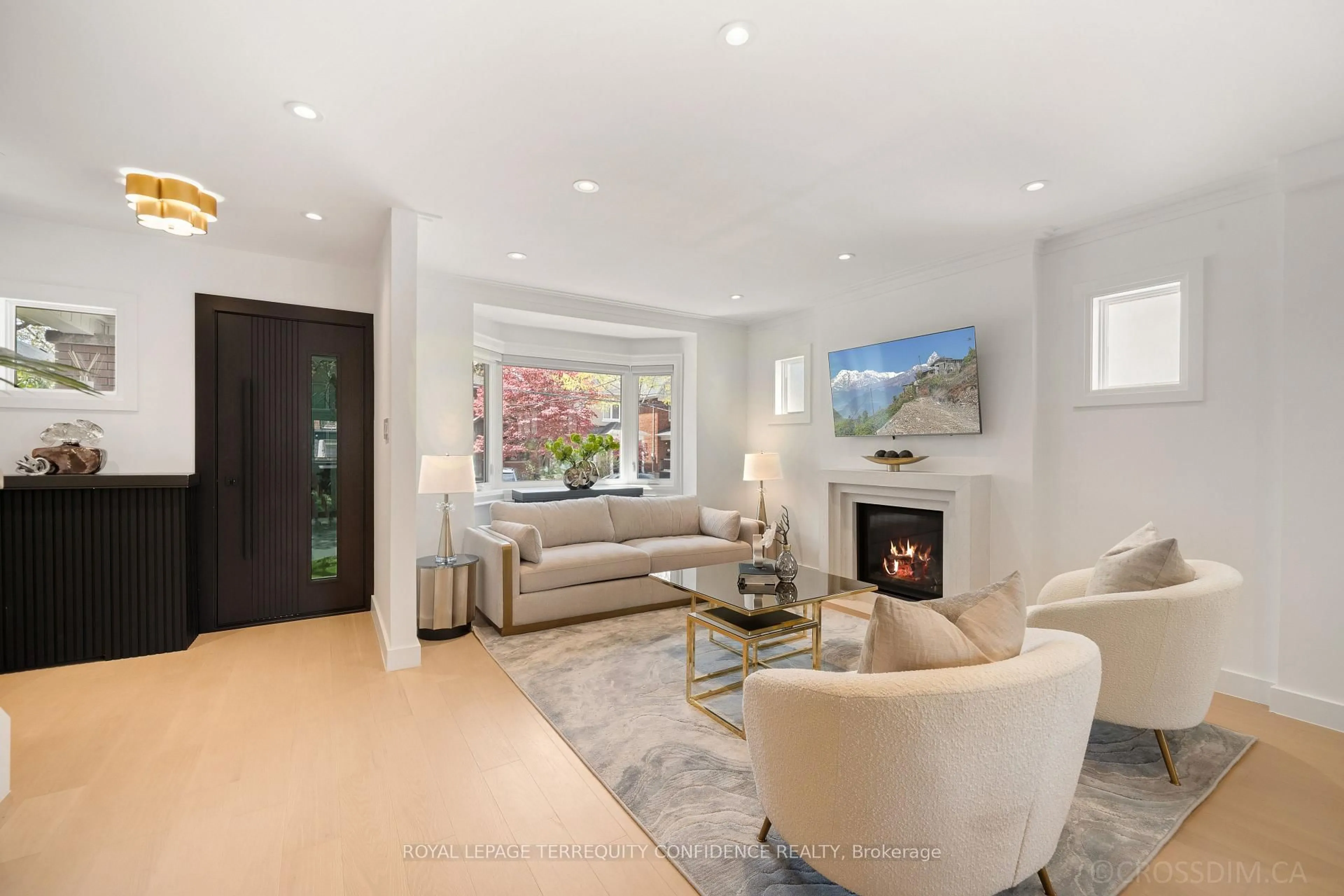 Living room with furniture, unknown for 68 Cranbrooke Ave, Toronto Ontario M5M 1M4