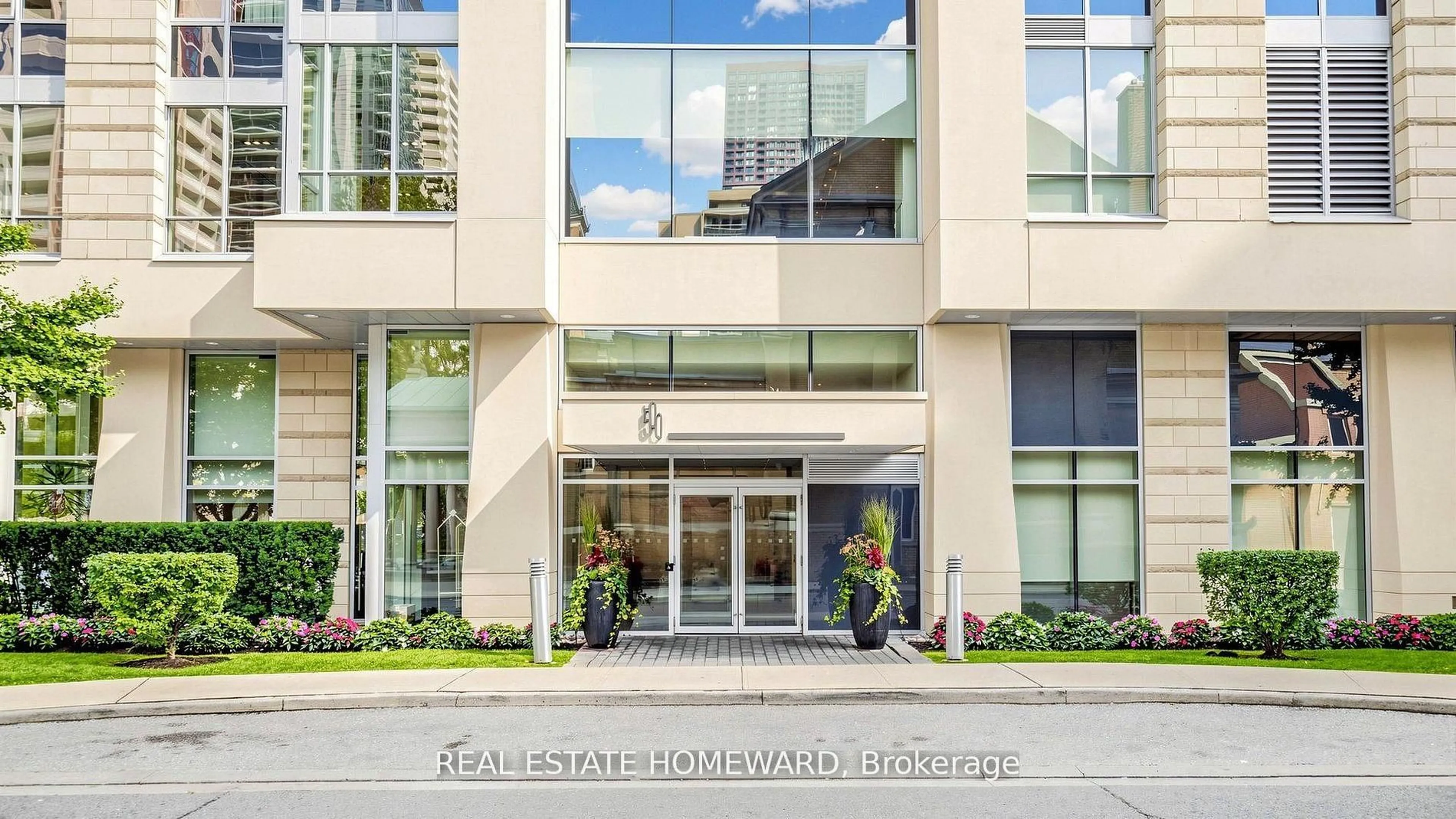 Indoor foyer for 500 Sherbourne St #503, Toronto Ontario M4X 1L1