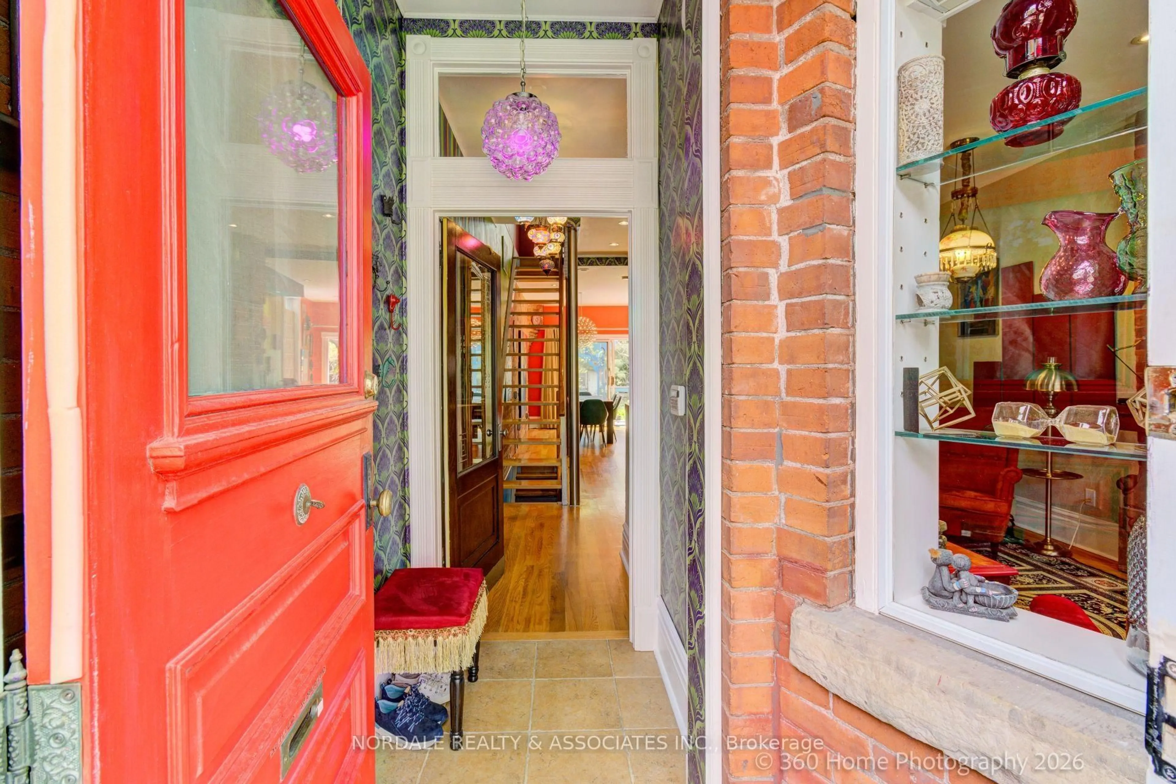 Indoor entryway for 170 Howland Ave, Toronto Ontario M5R 3B6