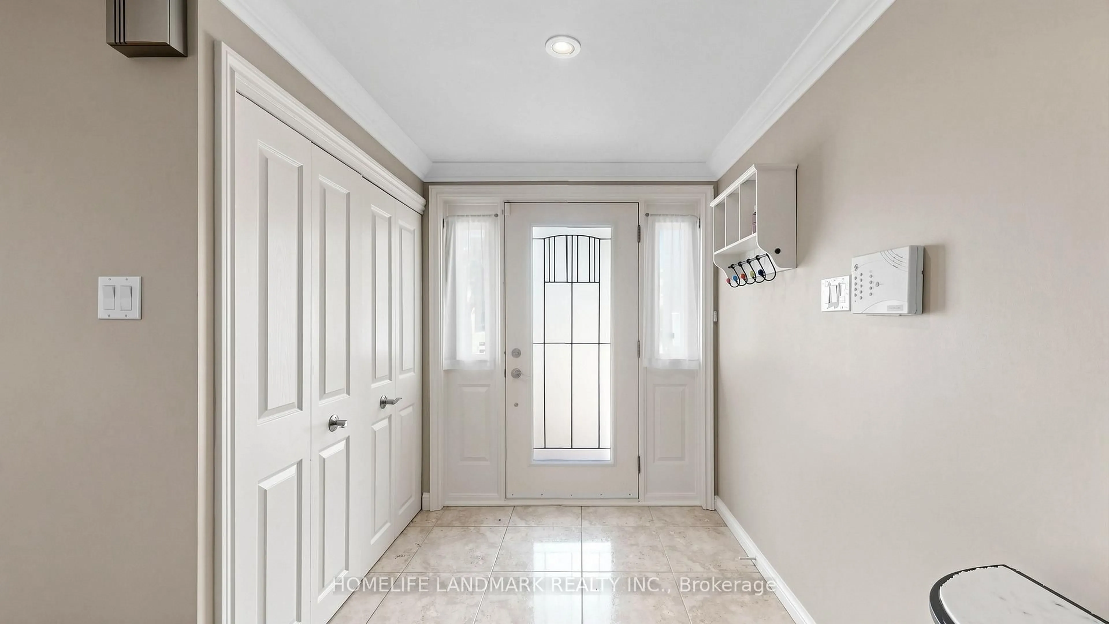 Indoor entryway for 27 Quincy Cres, Toronto Ontario M2J 1C5