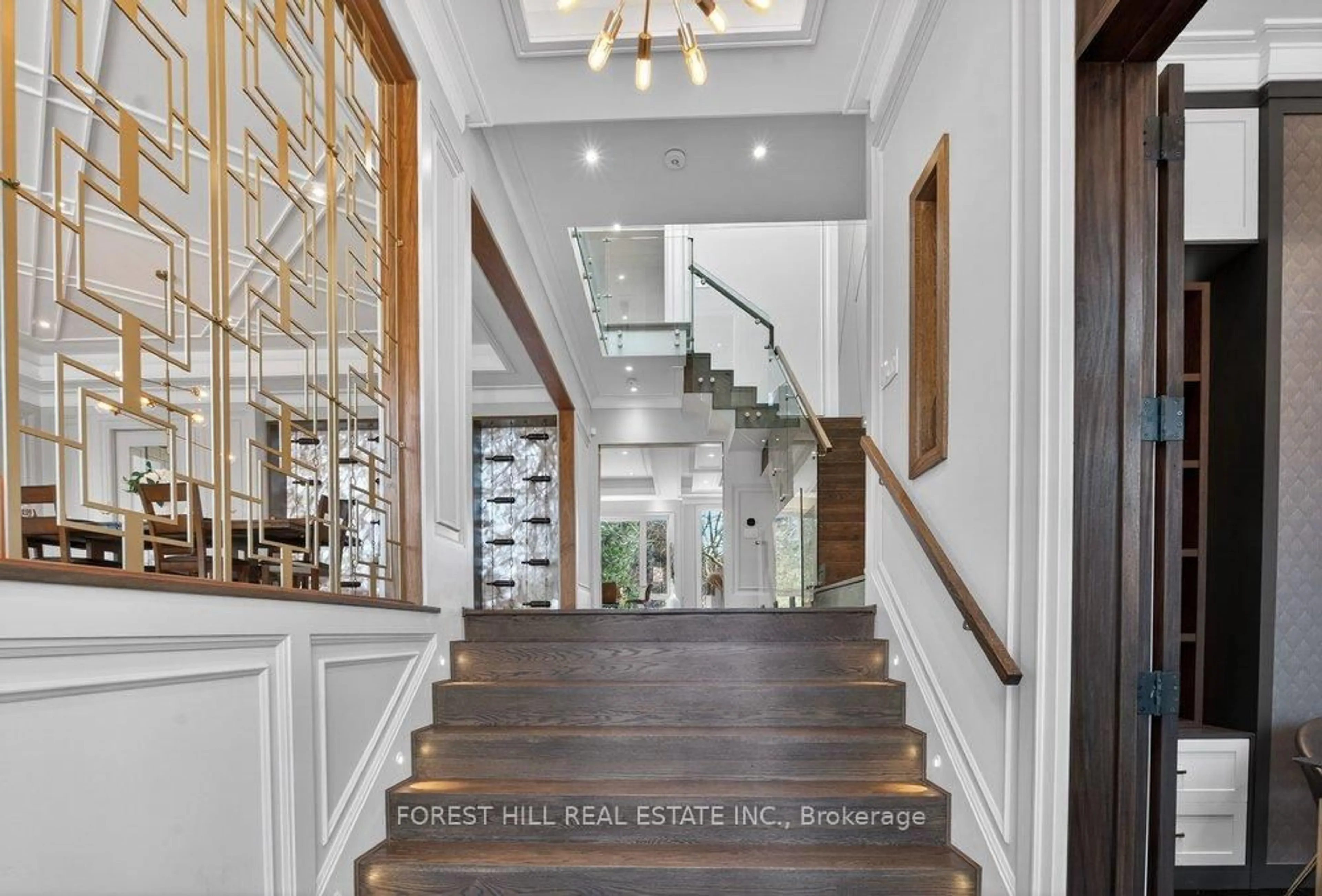 Indoor entryway for 215 Elmhurst Ave, Toronto Ontario M2N 1S2