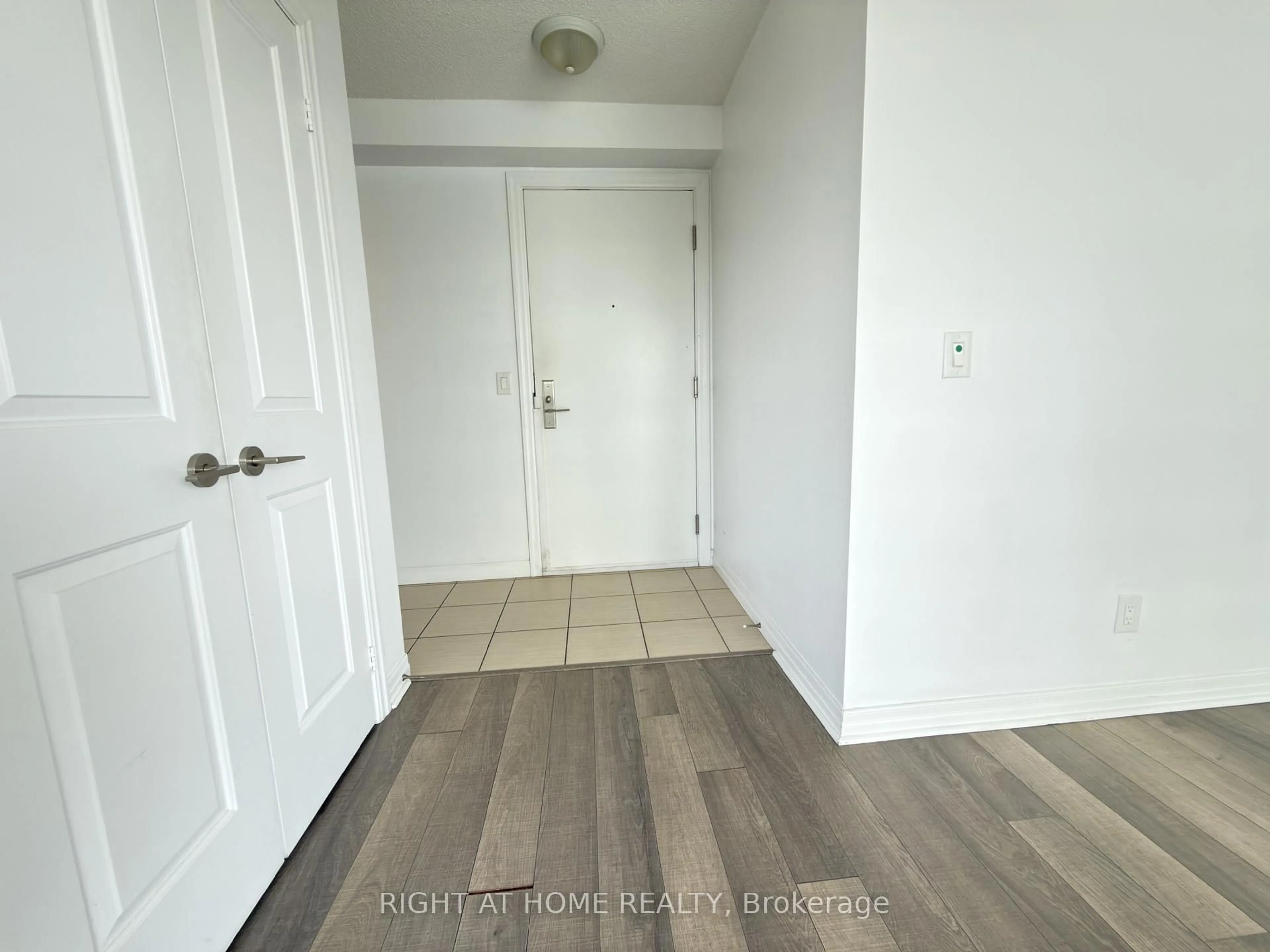 Indoor entryway for 275 Yorkland Rd #2803, Toronto Ontario M2J 0B4