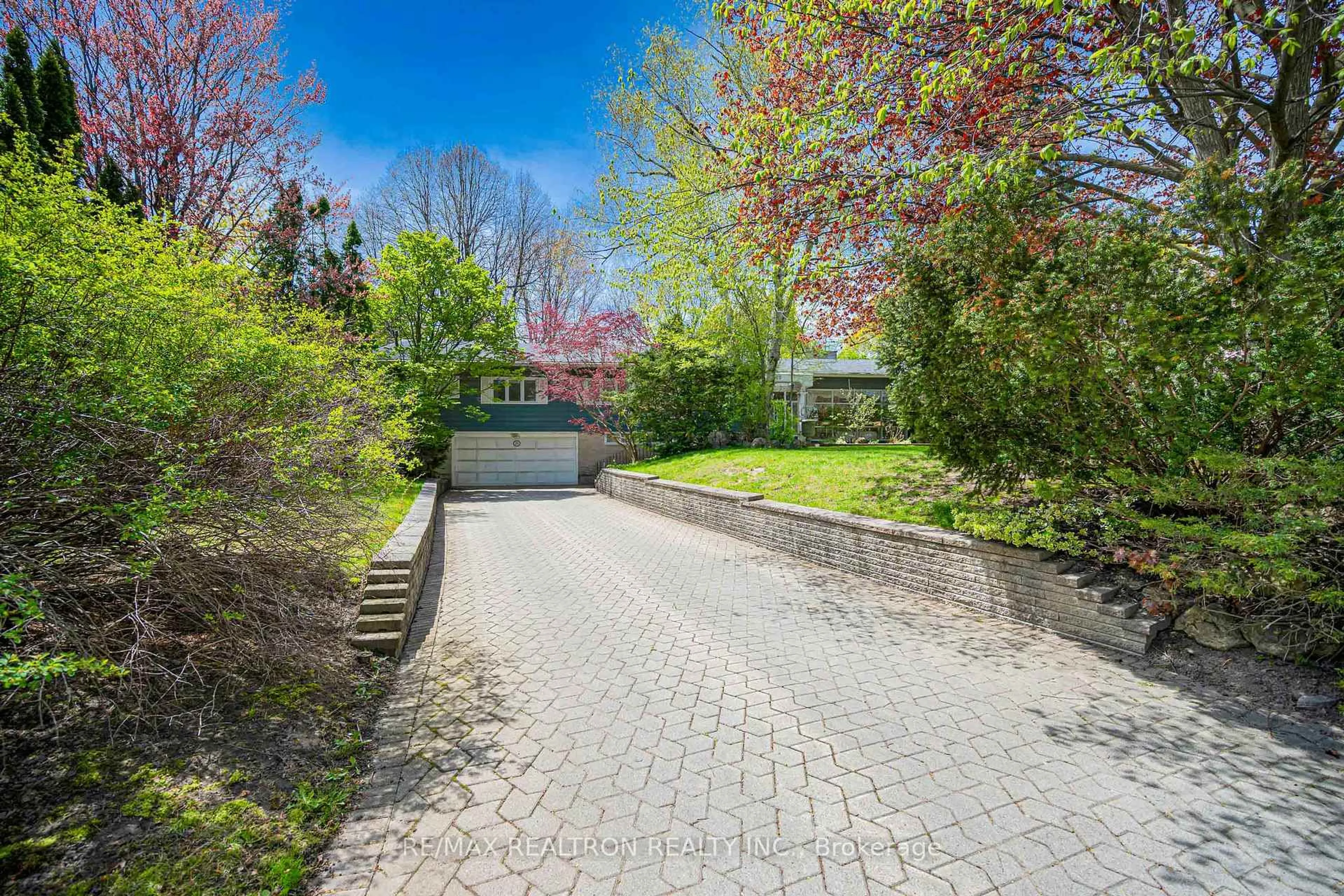 Patio, street for 25 Vernham Crt, Toronto Ontario M2L 2B3