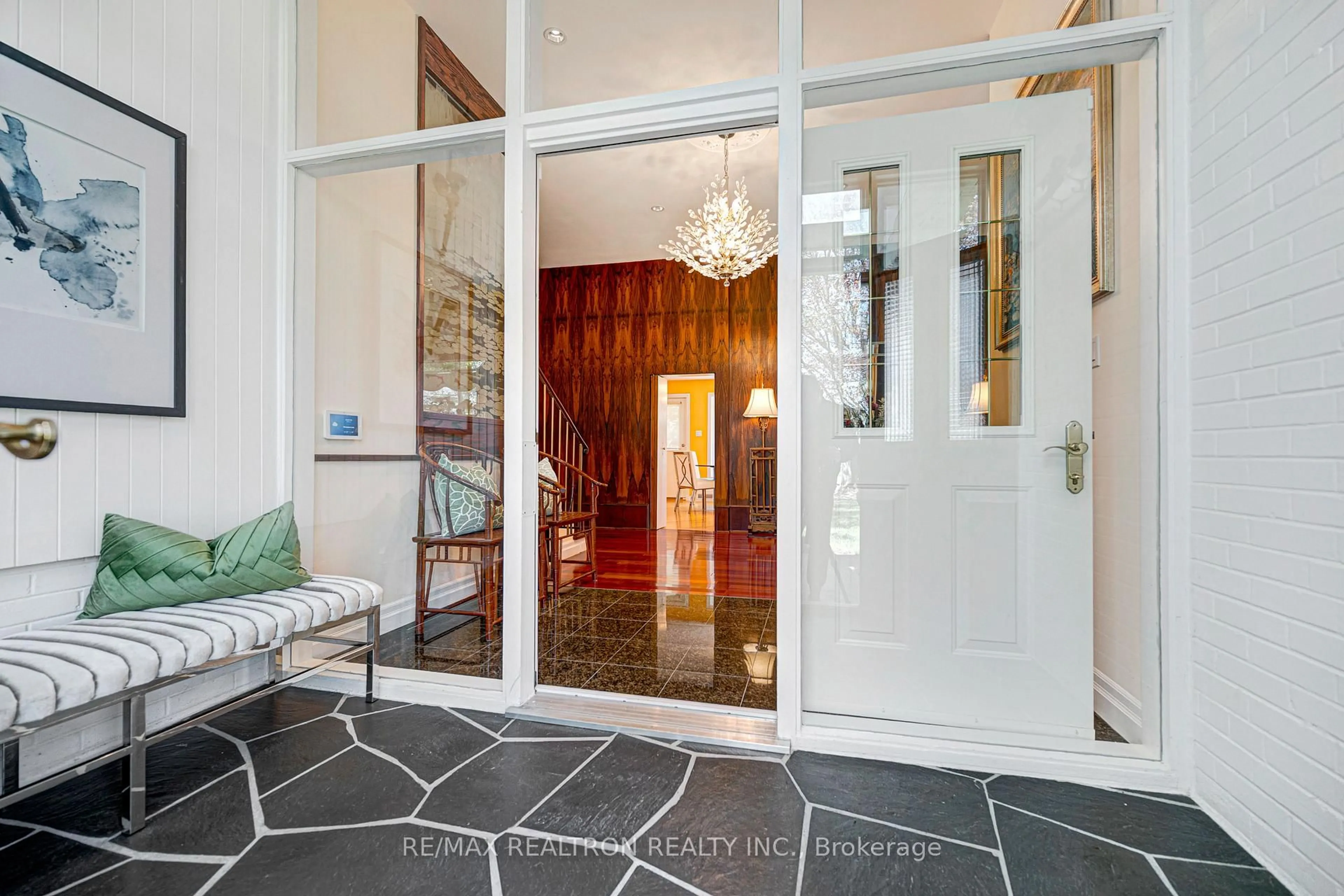 Indoor foyer for 25 Vernham Crt, Toronto Ontario M2L 2B3