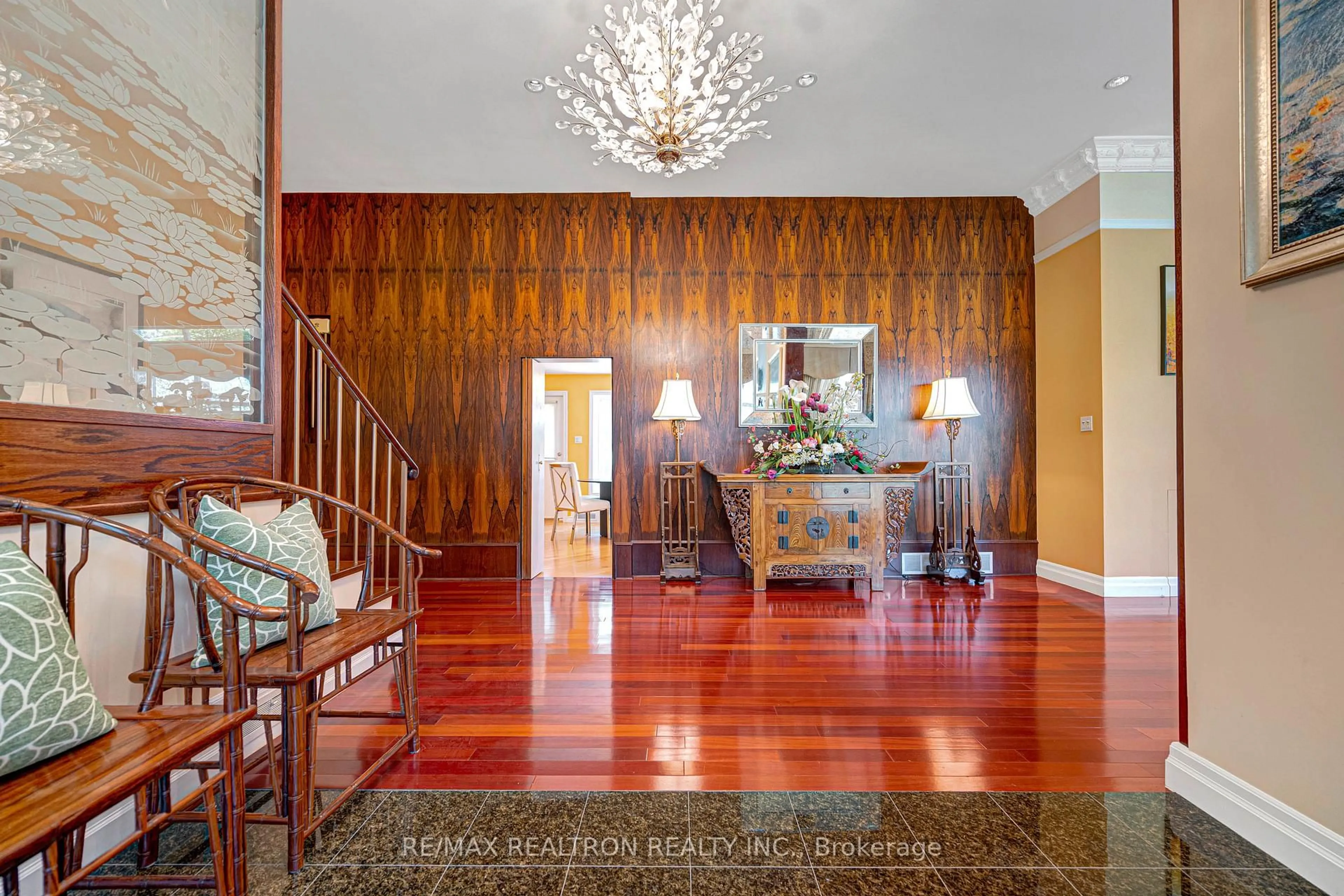 Indoor foyer for 25 Vernham Crt, Toronto Ontario M2L 2B3