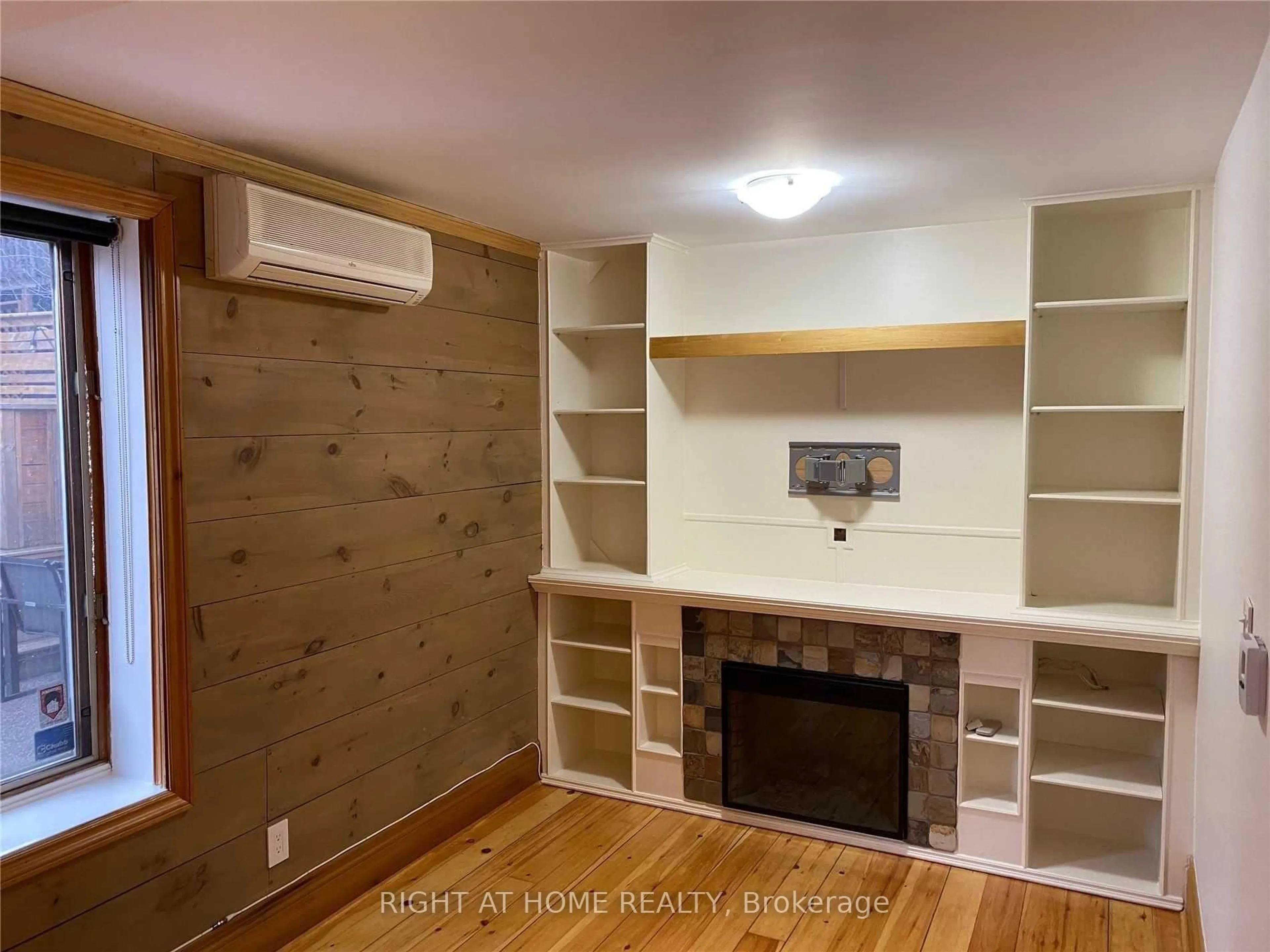 A pic of a room for 22 Croft St, Toronto Ontario M5S 2N8