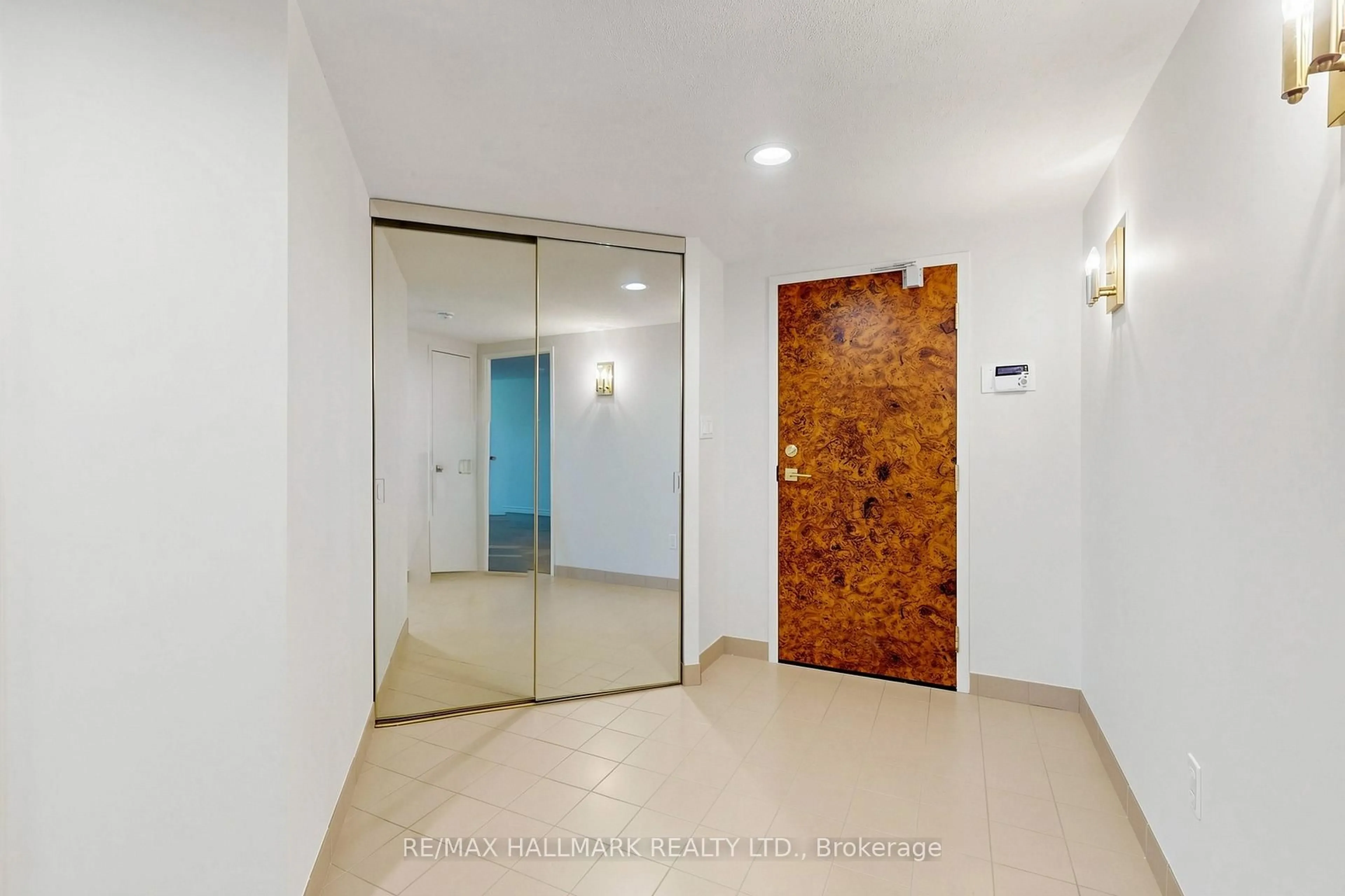 Indoor foyer for 10 Kenneth Ave #911, Toronto Ontario M2N 6K6