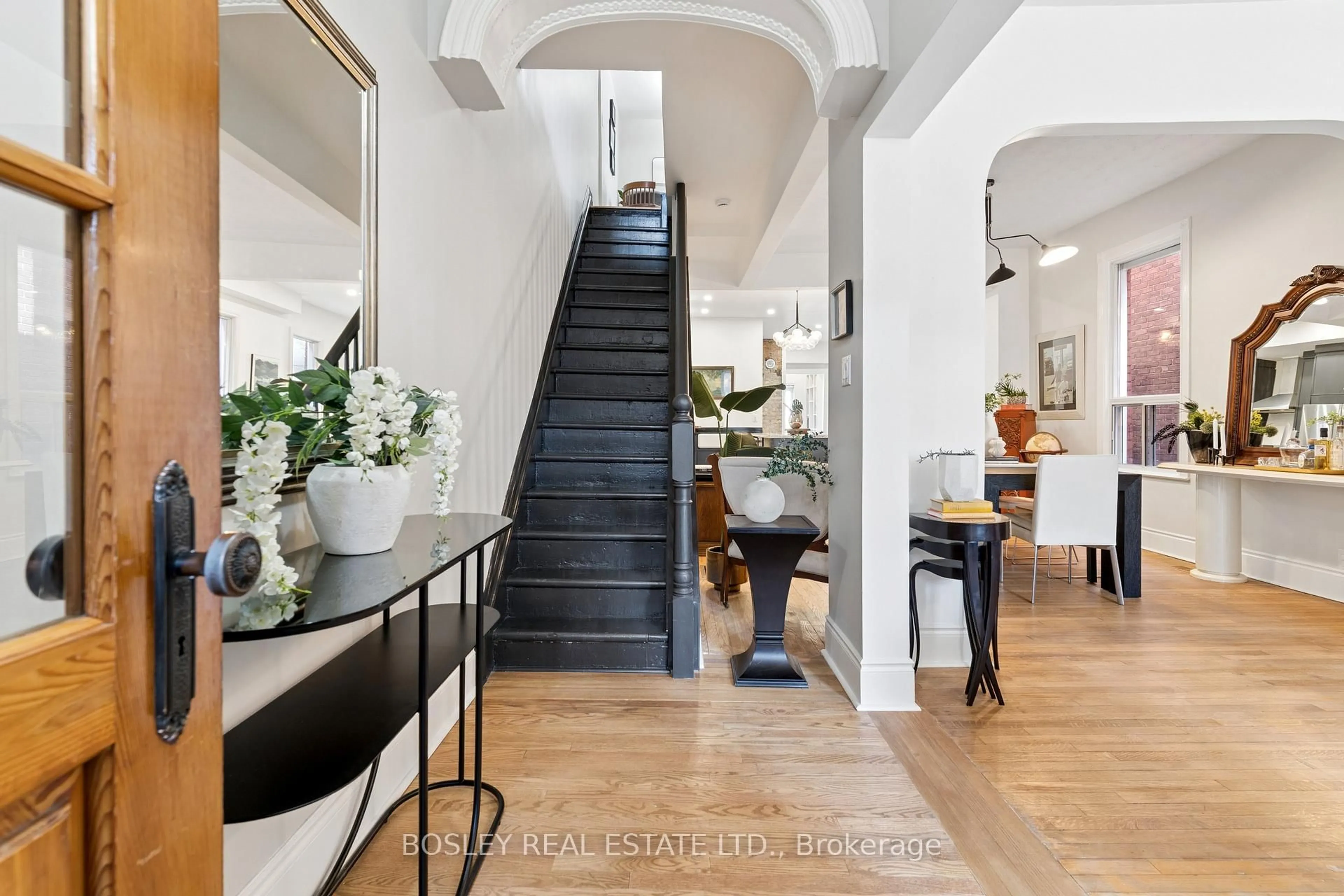 Indoor entryway for 40 Halton St, Toronto Ontario M6J 1R3