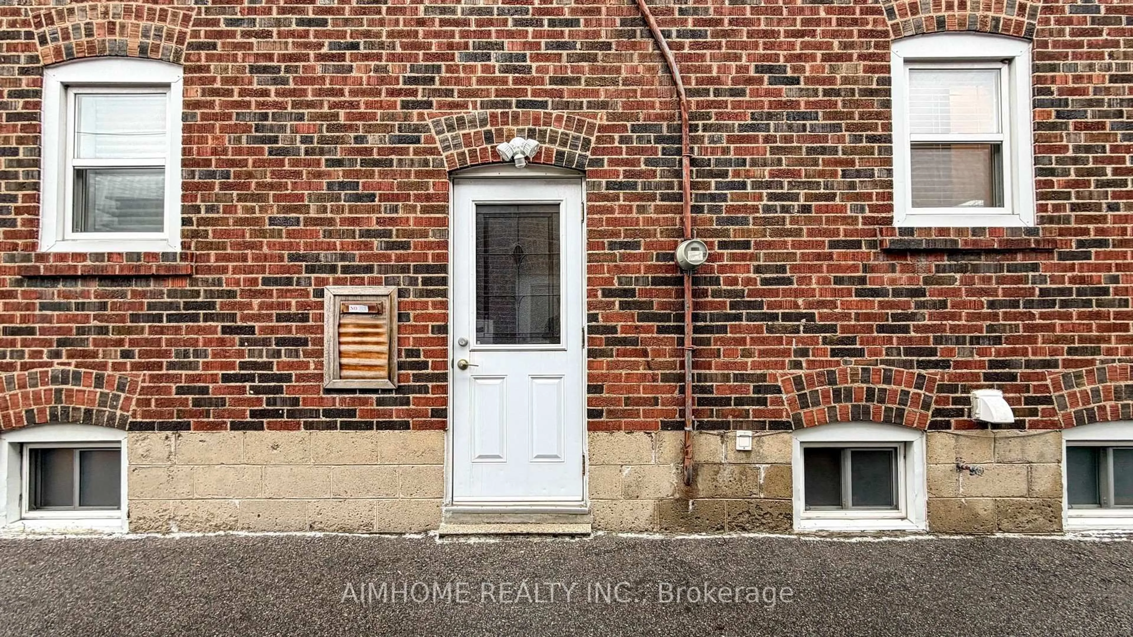 Home with brick exterior material, building for 39 Brentcliffe Rd, Toronto Ontario M4G 3Y4