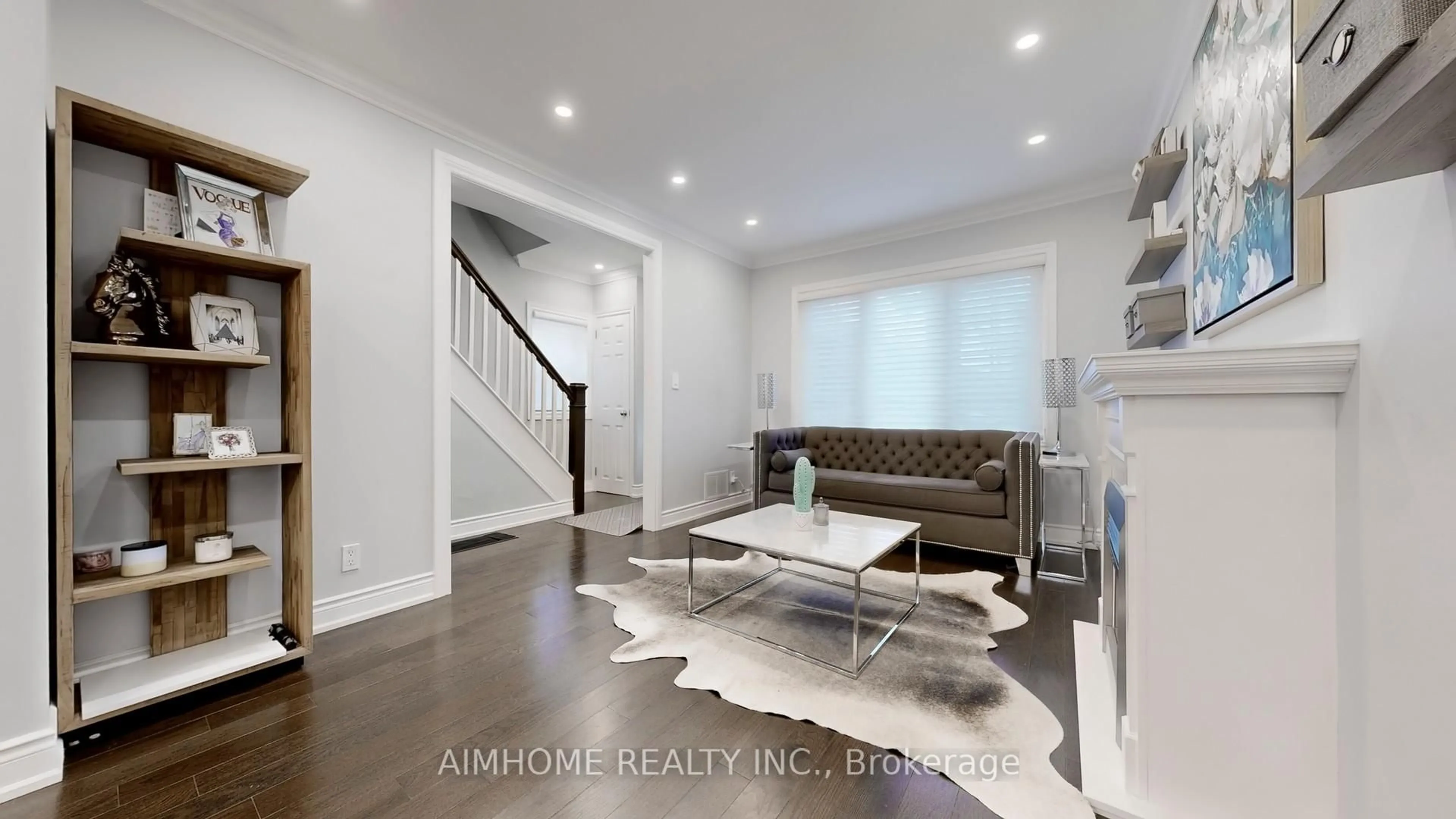 Living room with furniture, unknown for 39 Brentcliffe Rd, Toronto Ontario M4G 3Y4