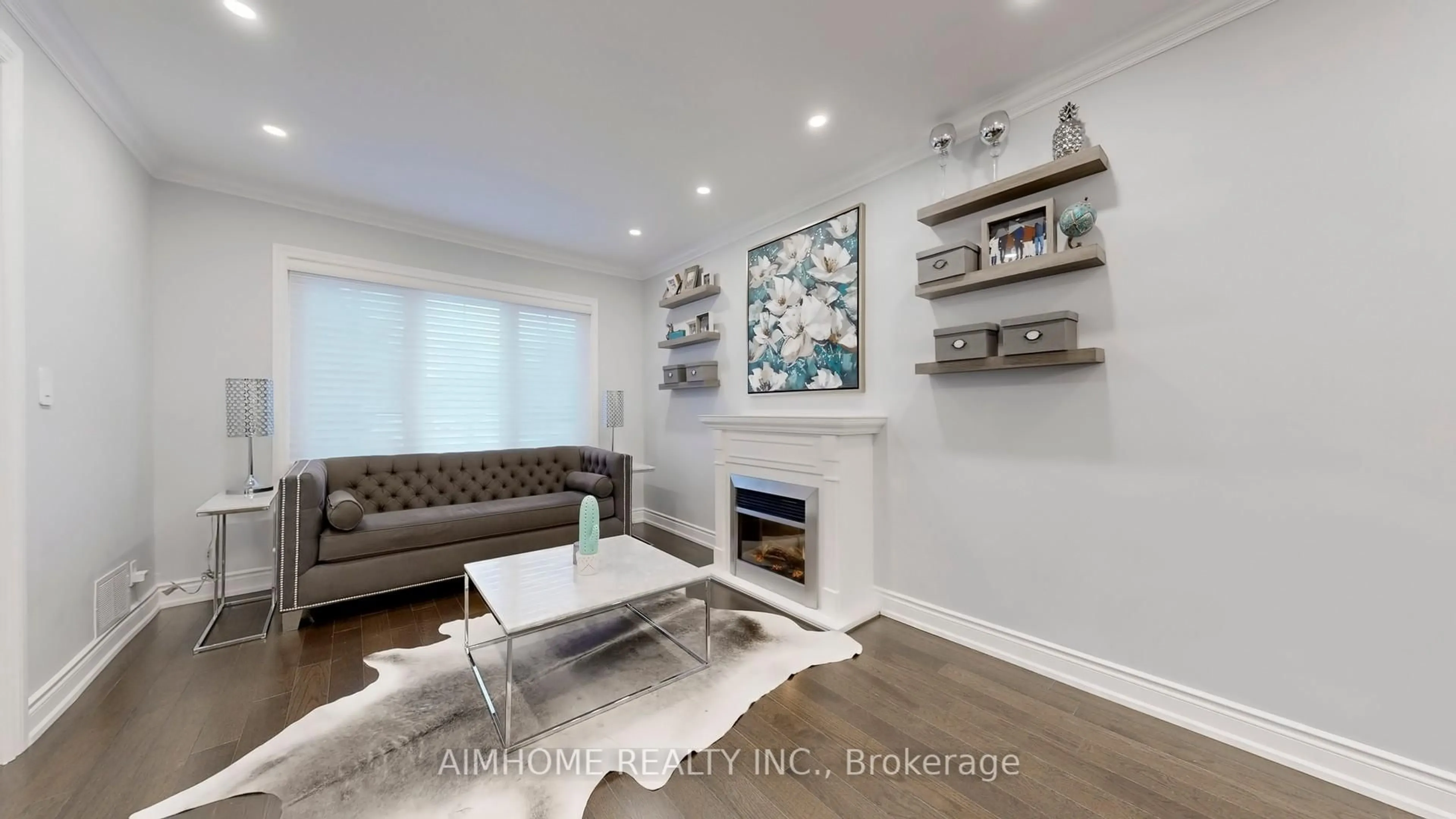 Living room with furniture, wood/laminate floor for 39 Brentcliffe Rd, Toronto Ontario M4G 3Y4