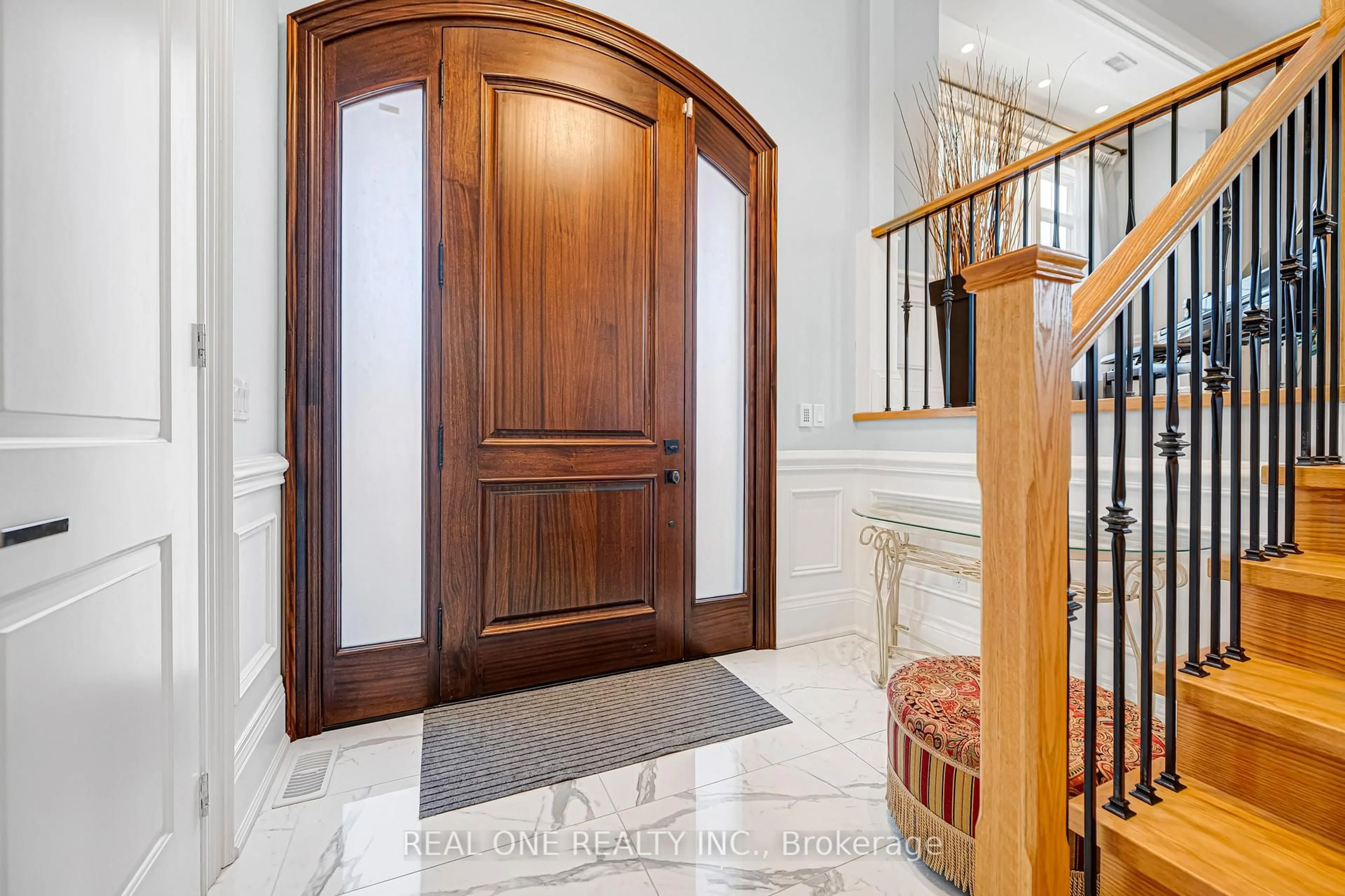 Indoor entryway for 241 Florence Ave, Toronto Ontario M2N 1G7