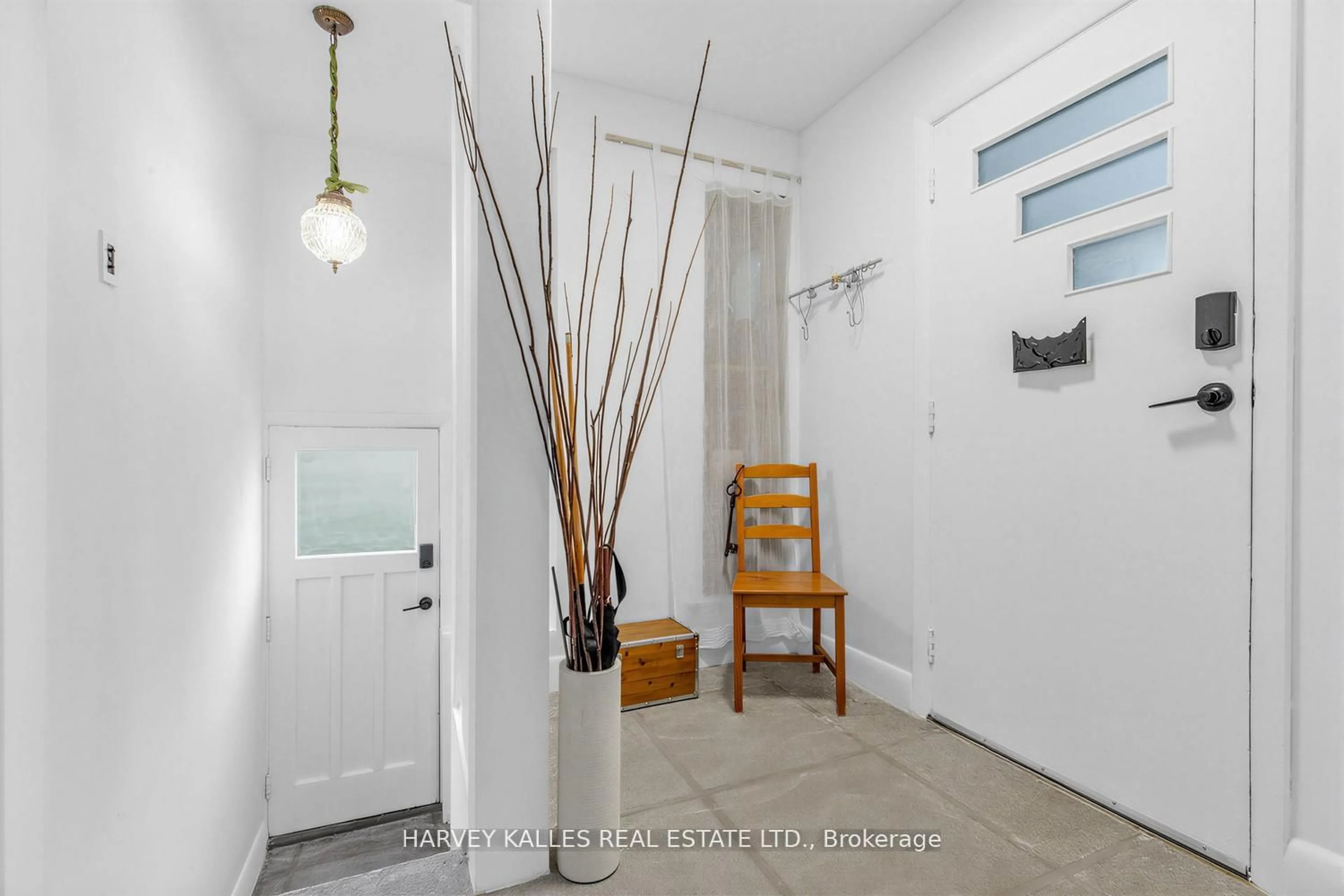 Indoor entryway for 246 Burnett Ave, Toronto Ontario M2N 1V8