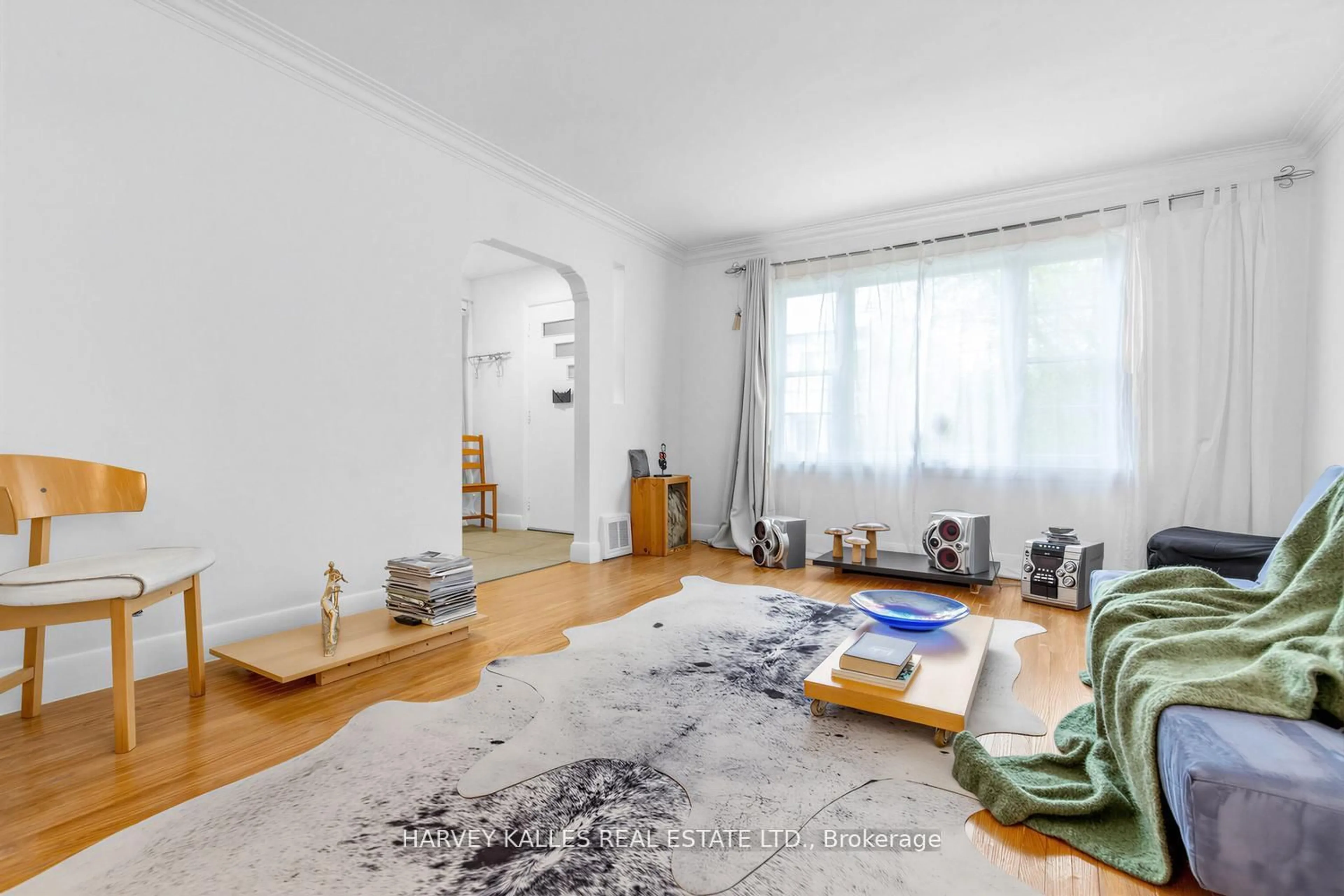 Living room with furniture, carpet floor for 246 Burnett Ave, Toronto Ontario M2N 1V8