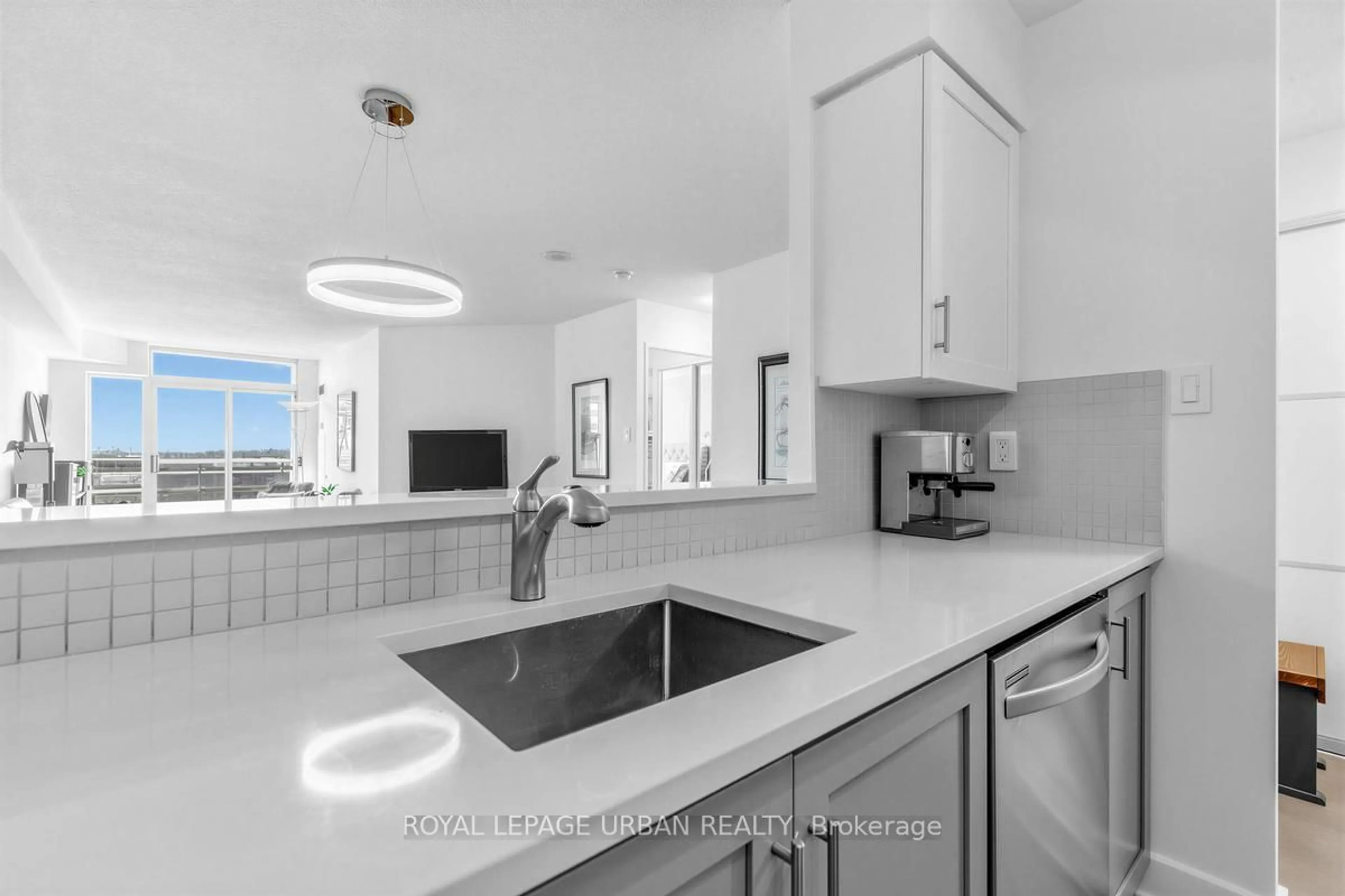 Open concept kitchen, ceramic/tile floor for 70 Mill St #607, Toronto Ontario M5A 4R1