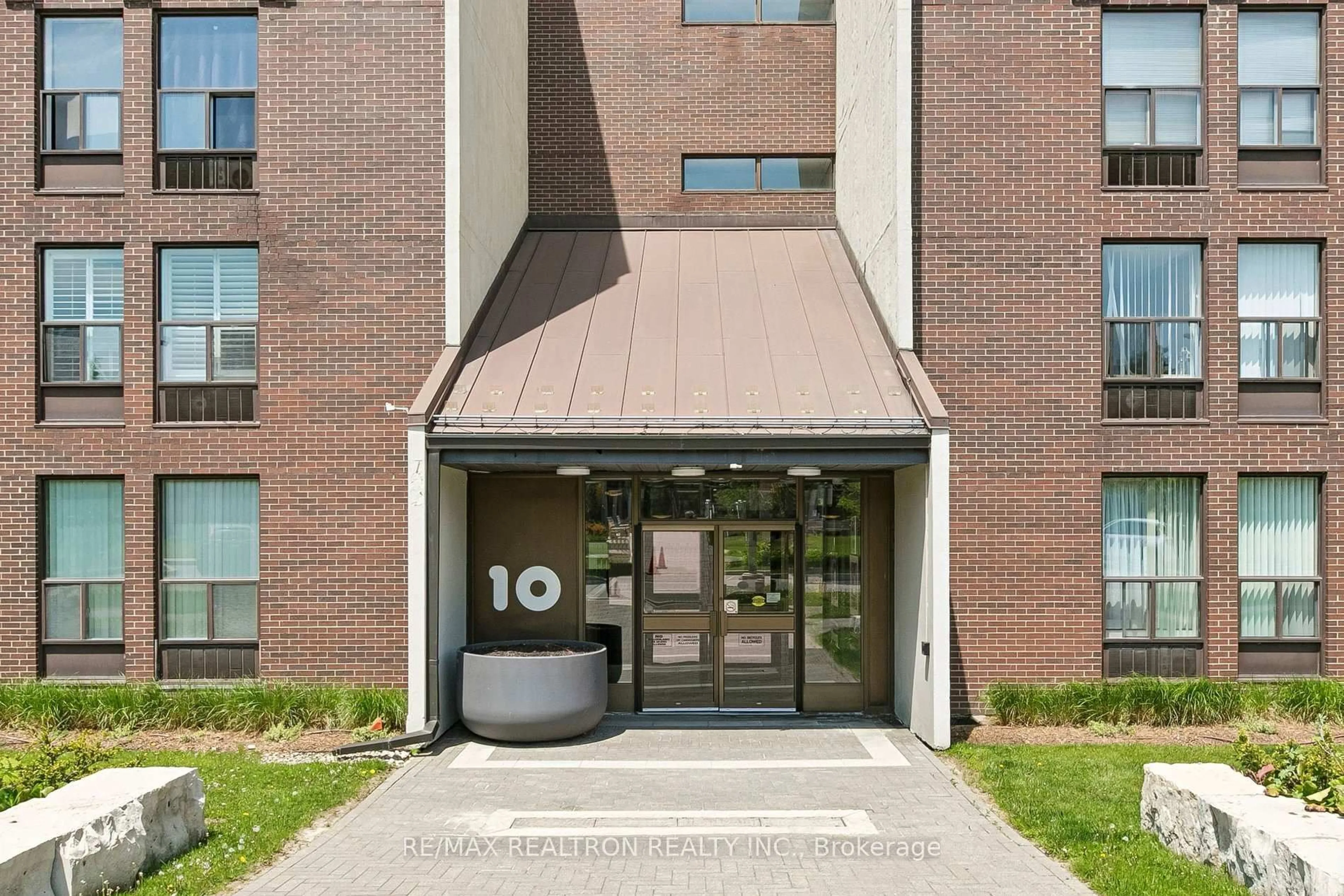 Indoor foyer for 10 Fashion Roseway #306, Toronto Ontario M2N 6B6