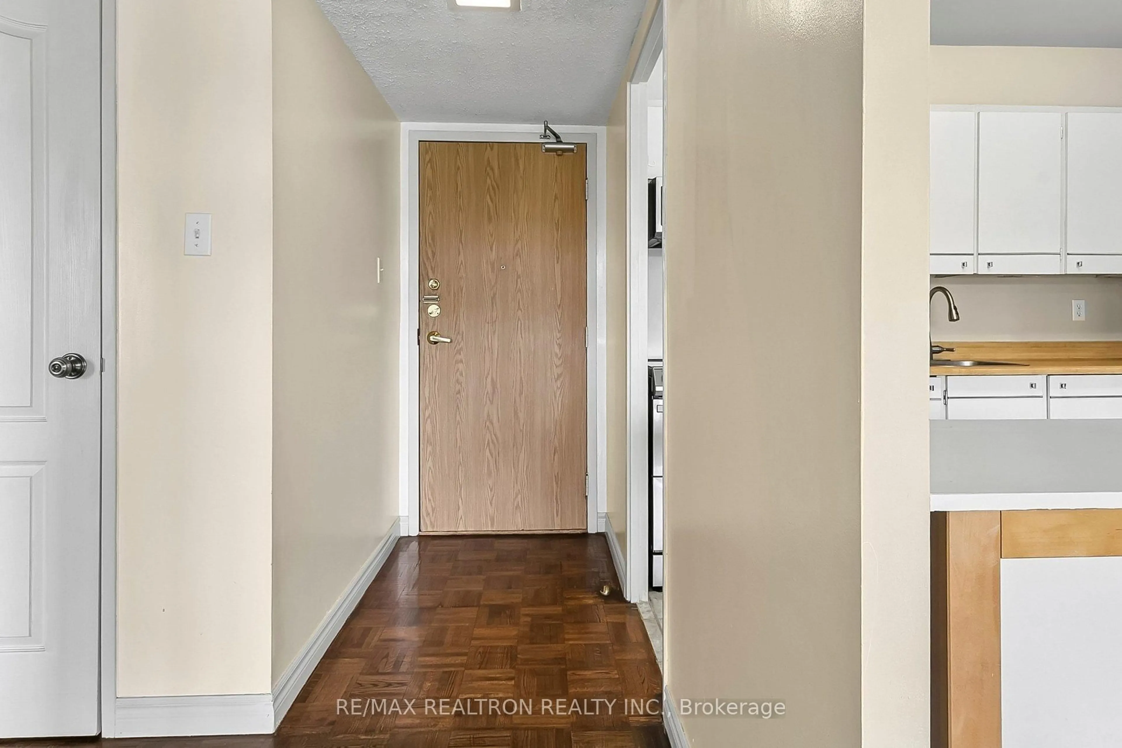 Indoor entryway for 10 Fashion Roseway #306, Toronto Ontario M2N 6B6