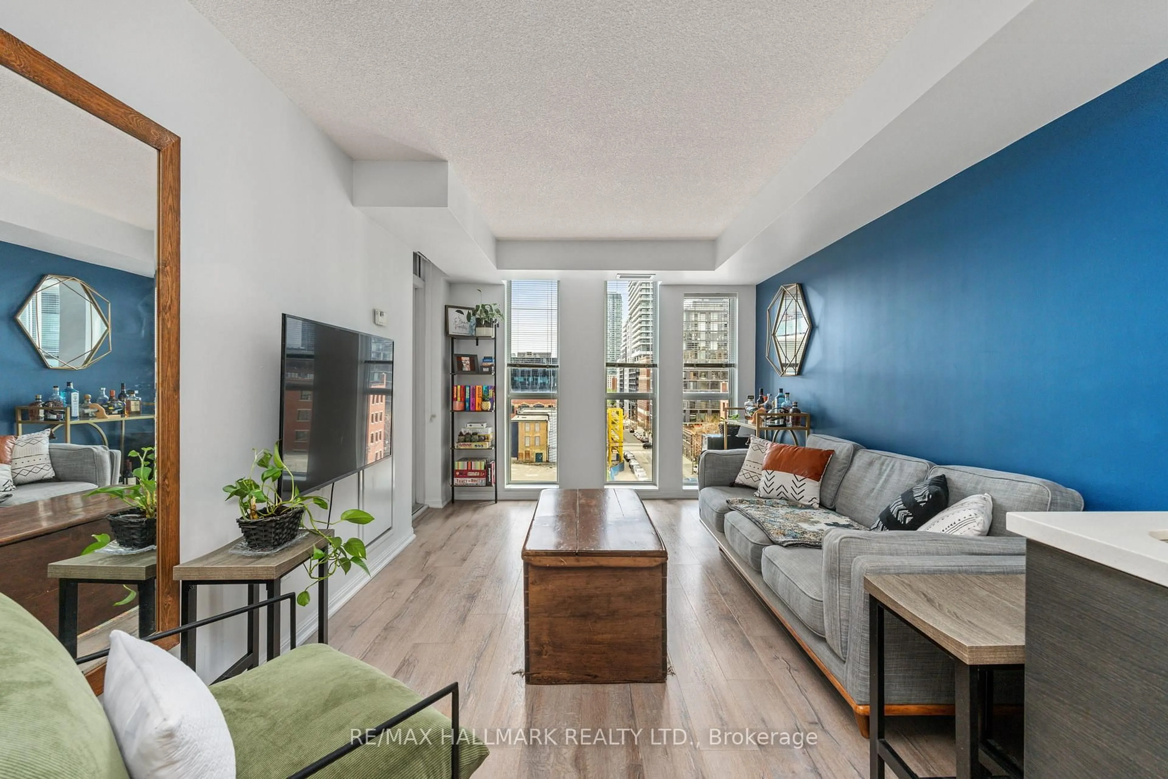 Living room with furniture, unknown for 400 Adelaide St #819, Toronto Ontario M5A 4S3