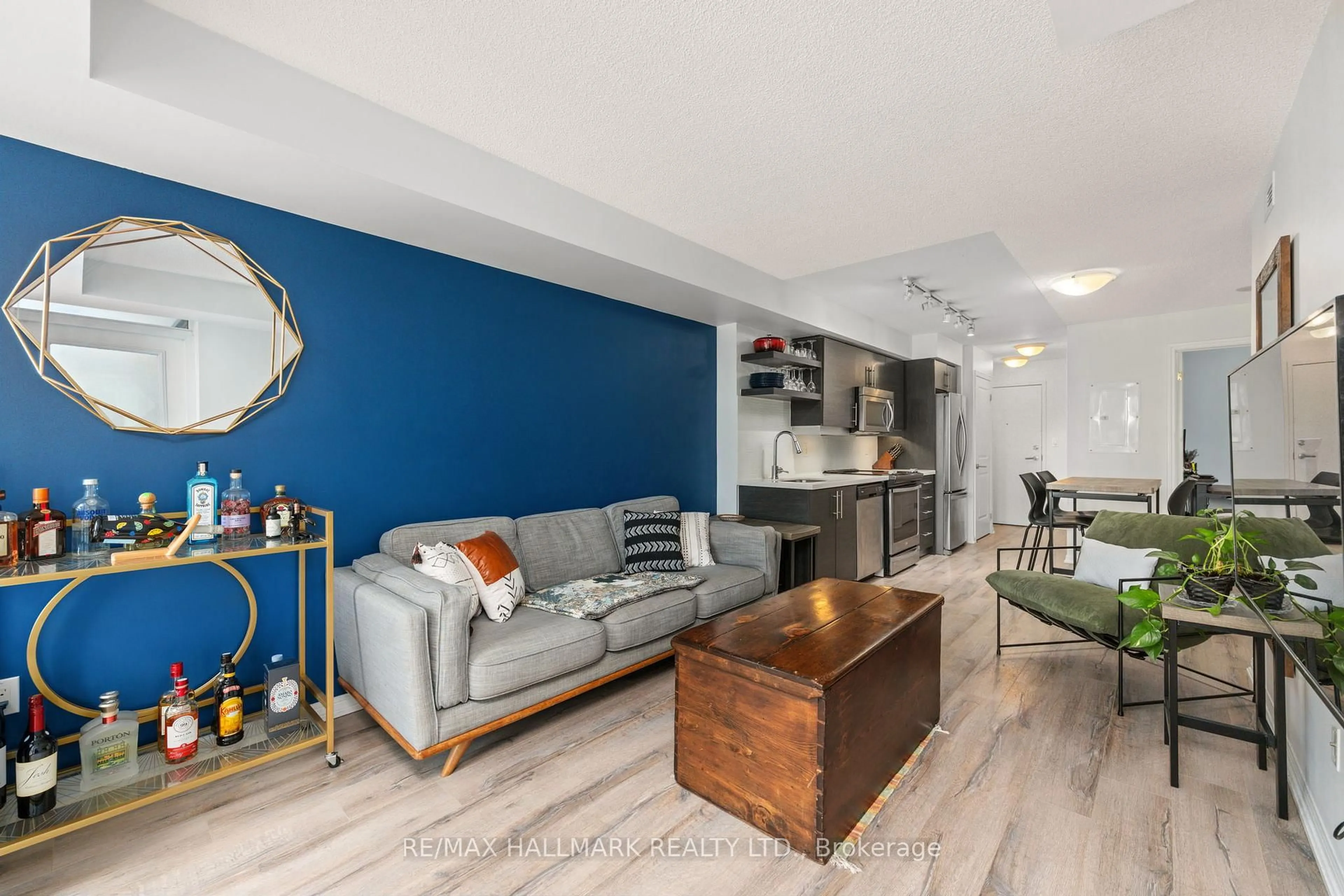 Living room with furniture, wood/laminate floor for 400 Adelaide St #819, Toronto Ontario M5A 4S3