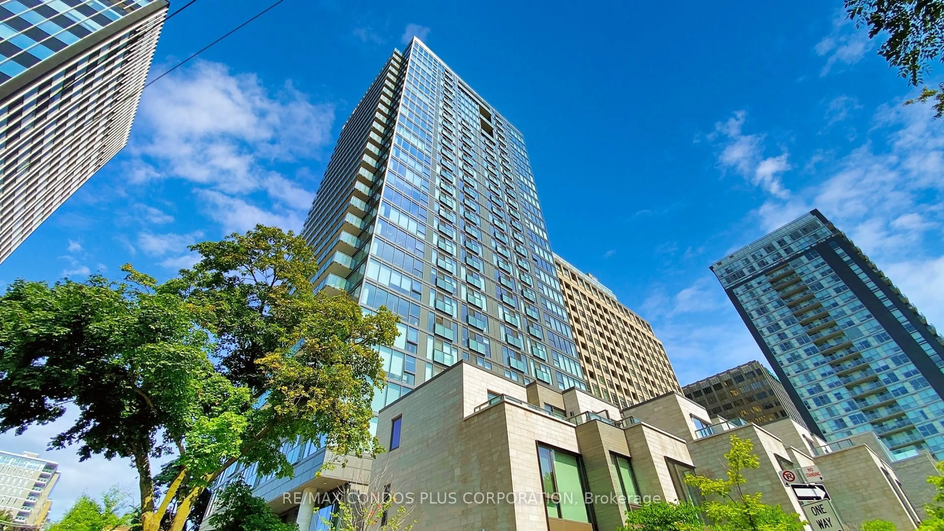Indoor foyer for 99 Foxbar Rd #1406, Toronto Ontario M4V 0B2