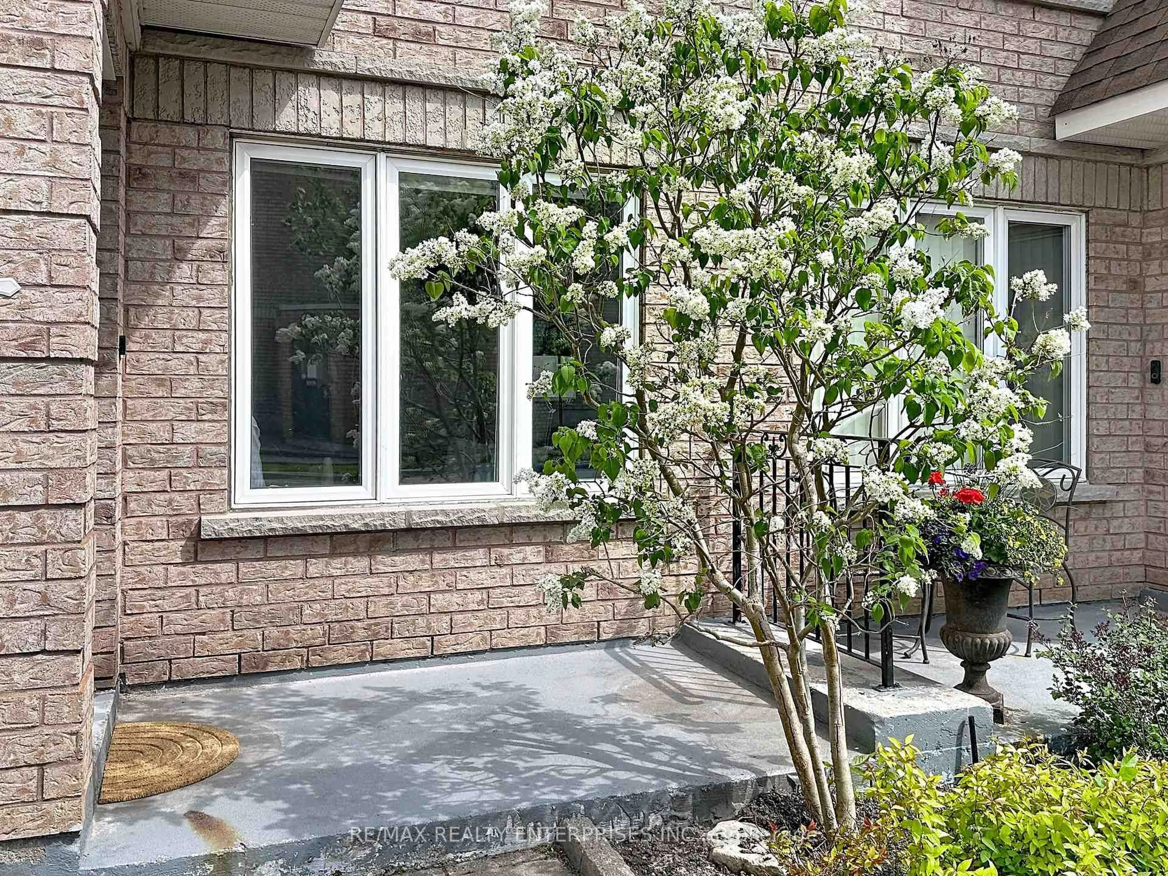 Patio, street for 52 Aerodrome Cres #102, Toronto Ontario M4G 4J1