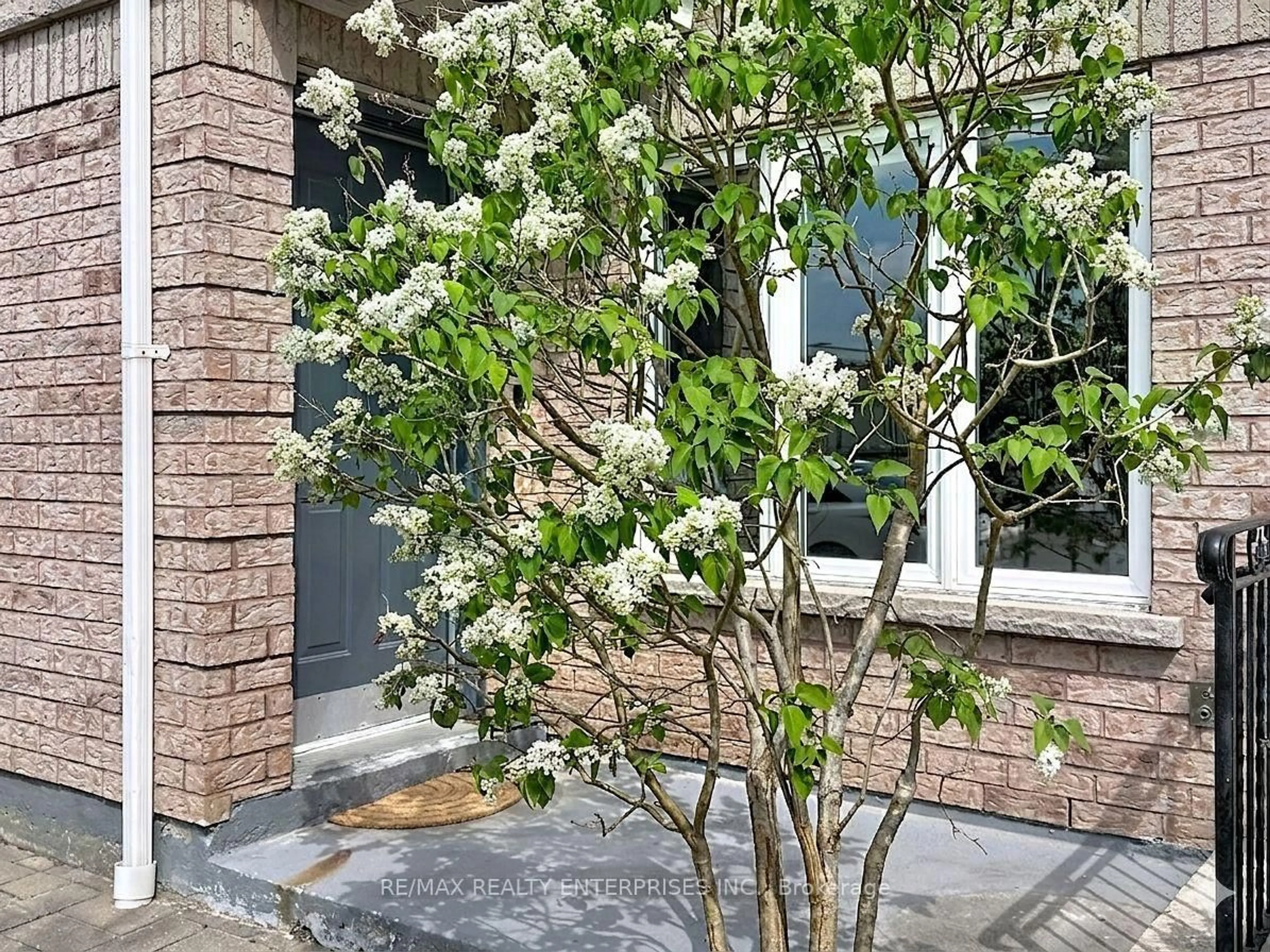Unknown for 52 Aerodrome Cres #102, Toronto Ontario M4G 4J1